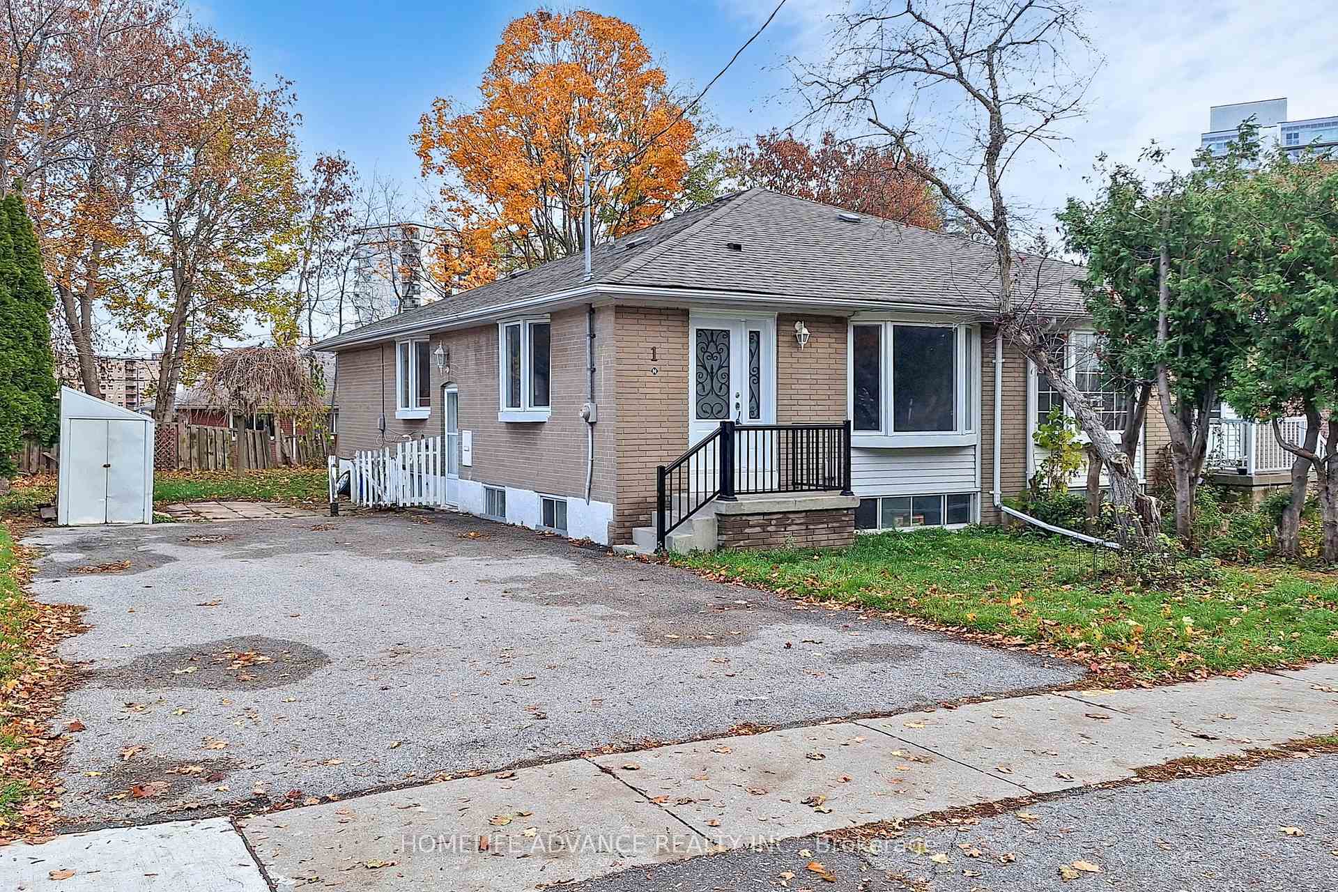 1 Walter Avenue, Newmarket, ON L3Y 2T2
