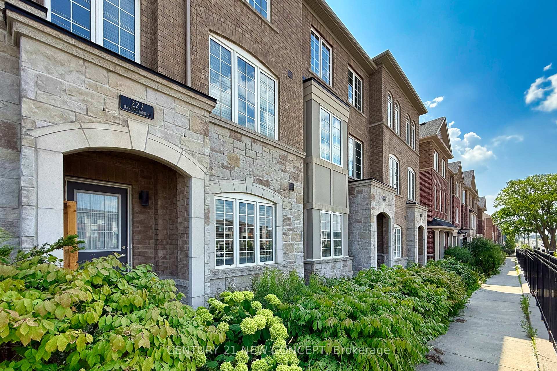 227 Harding Park Street, Newmarket, ON L3Y 0E3