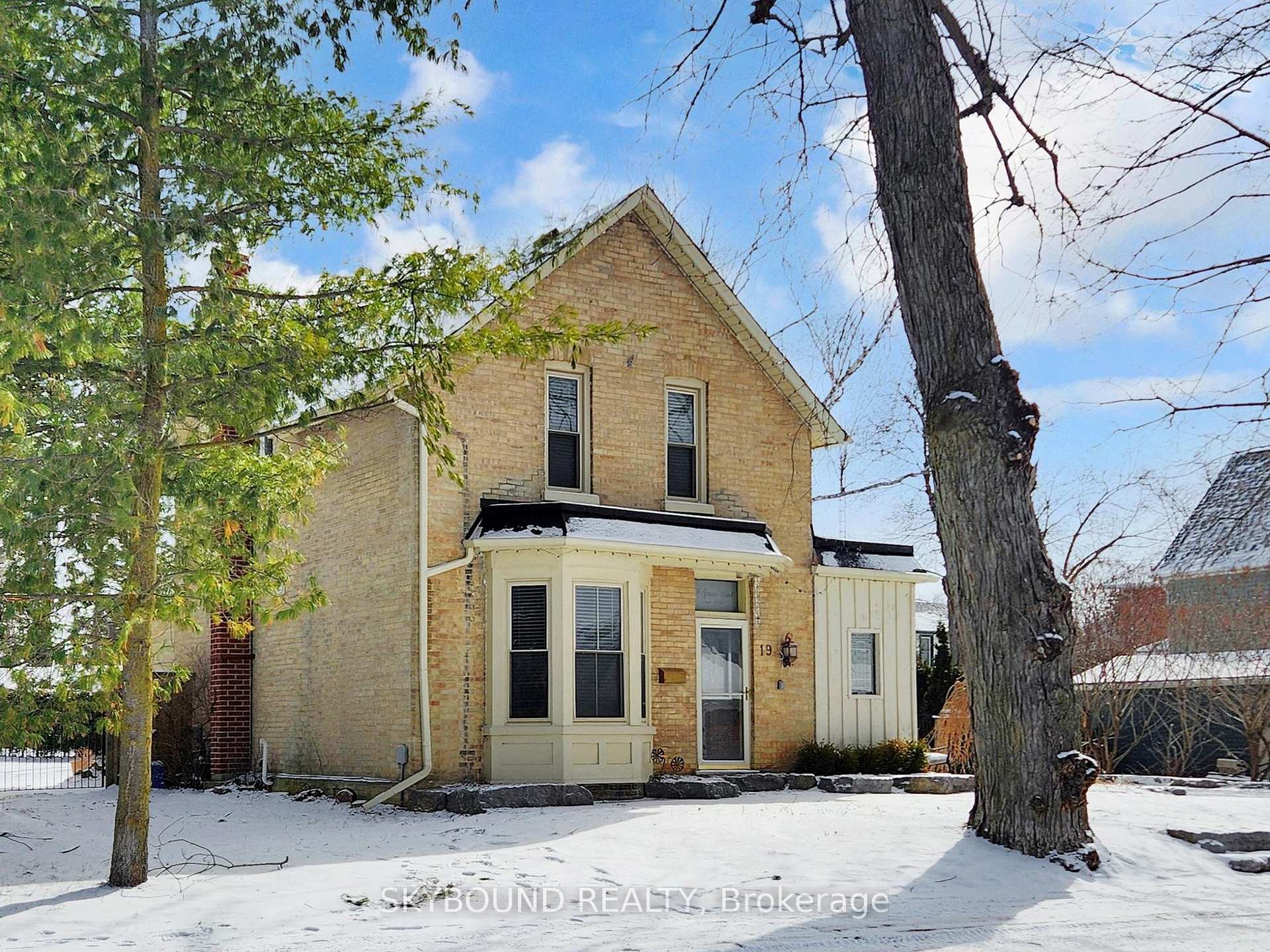 19 Spruce Street, Aurora, ON L4G 1R7