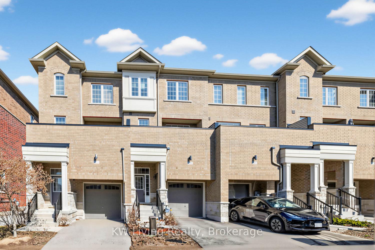 225 Harding Park Street, Newmarket, ON L3Y 0E3