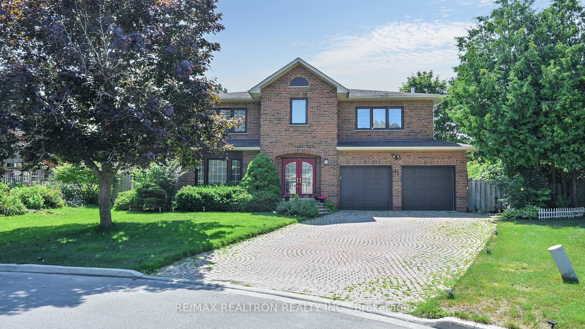 12 Greenbriar Court, Aurora, ON L4G 5X6