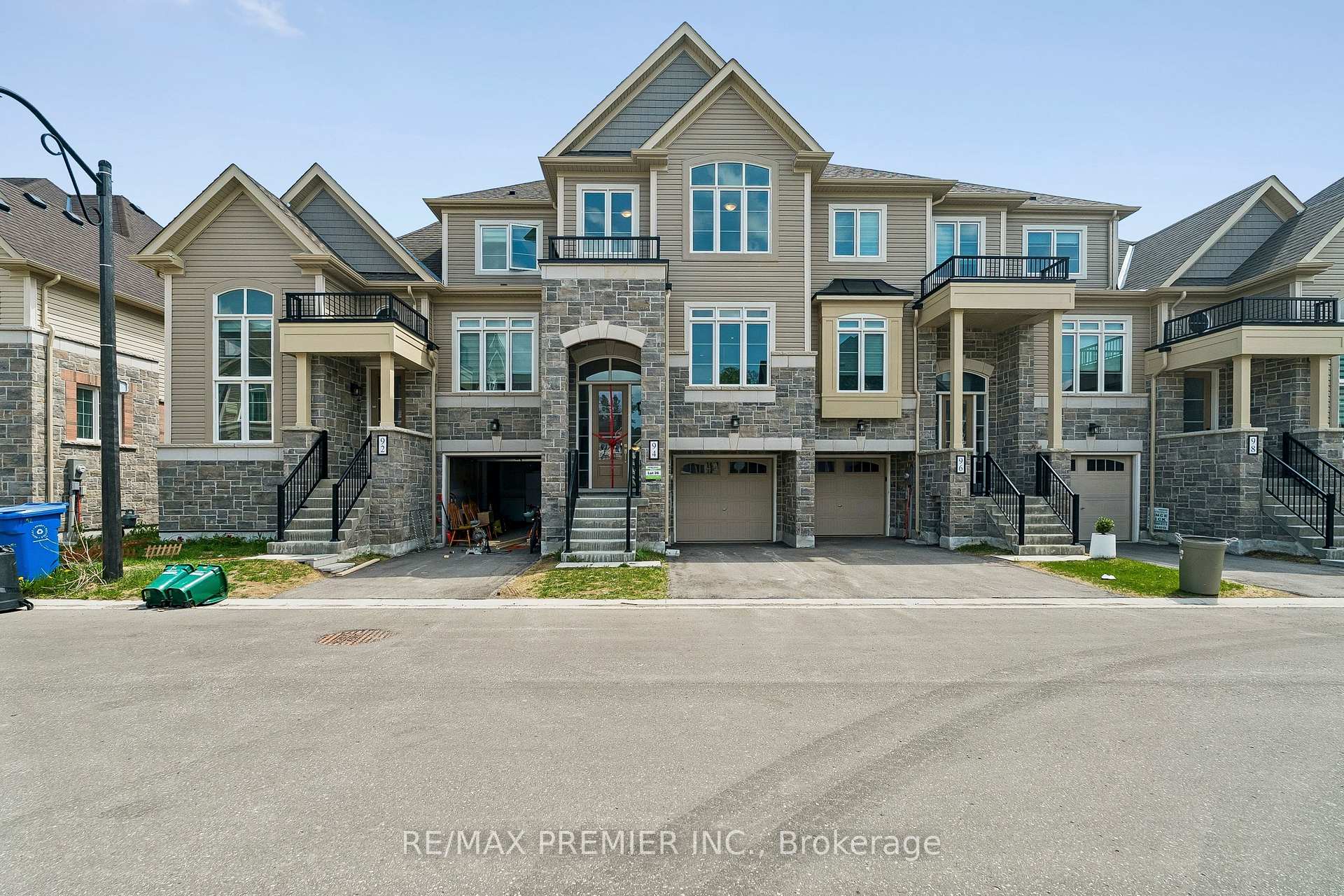 94 Lyall Stokes Circle, East Gwillimbury, ON L0G 1M0