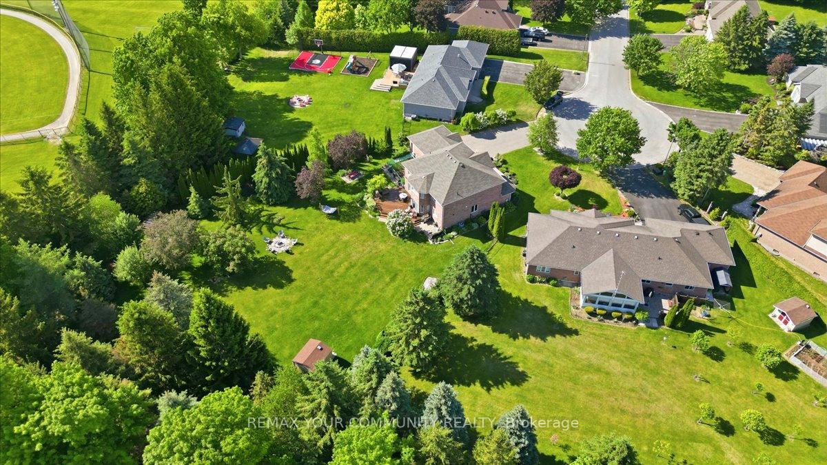 14 Oxford Court, East Gwillimbury, ON L0G 1V0