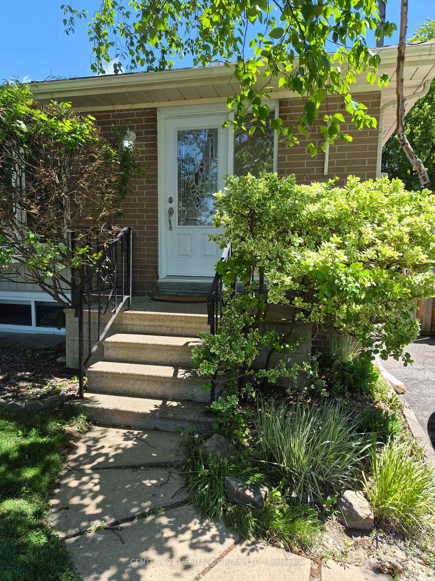 69 Lindsay Avenue, Newmarket, ON L3Y 4N7