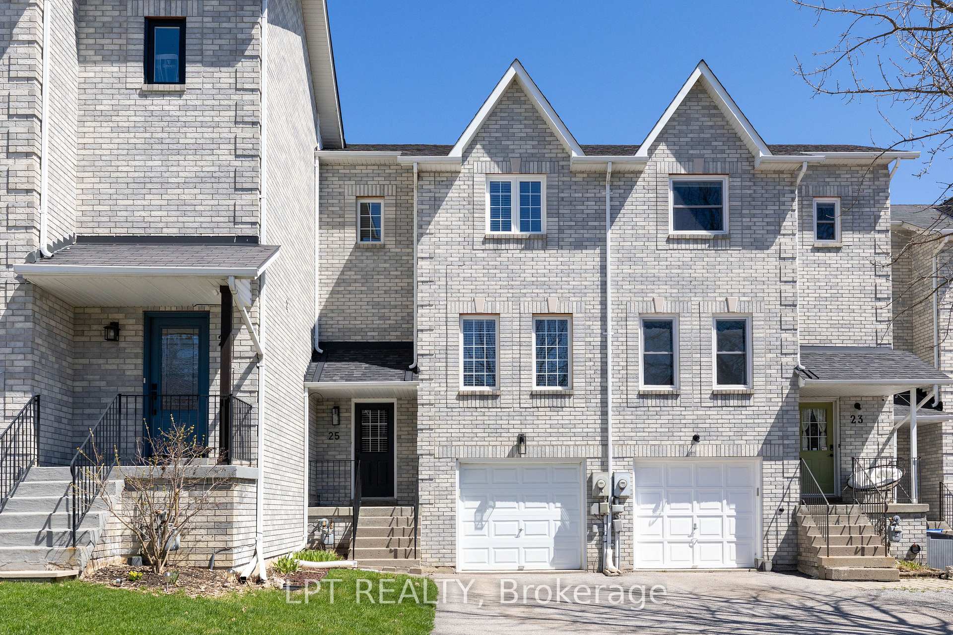 25 Hattie Court, Georgina, ON L4P 3Z7