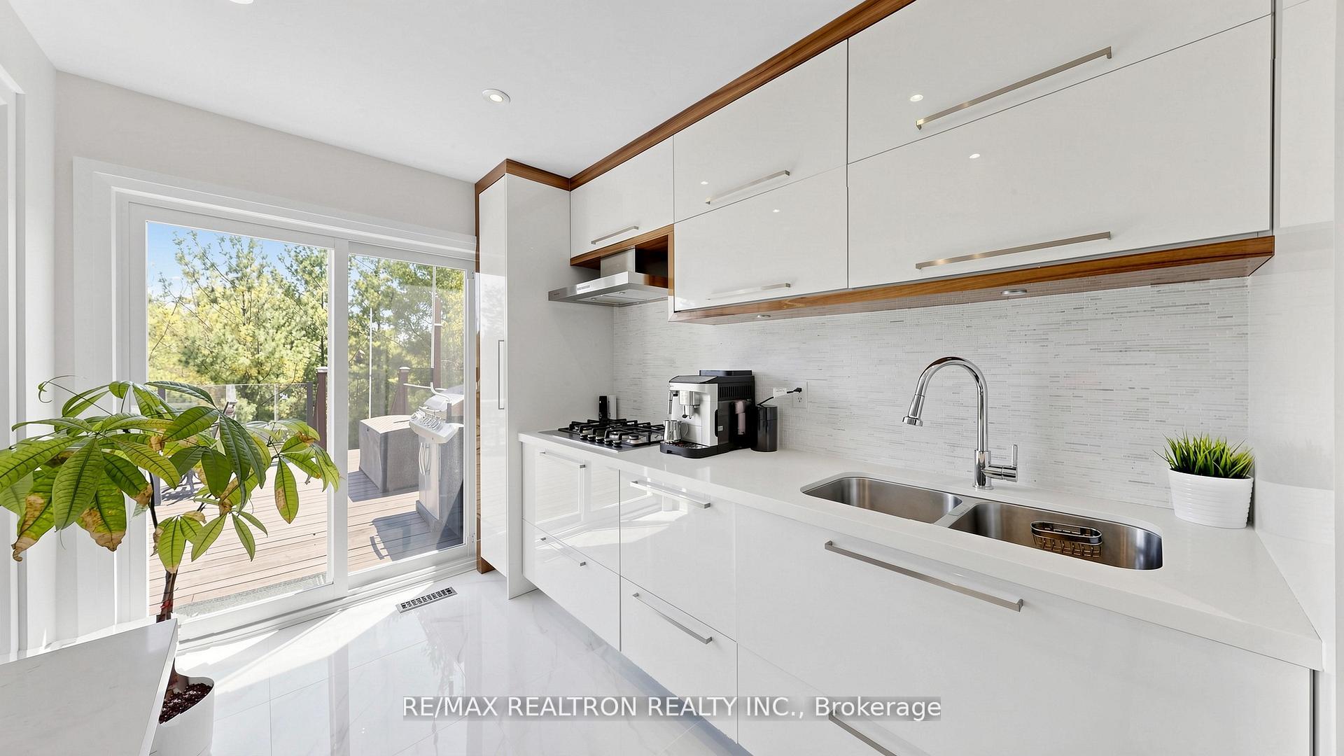27 Mistleflower Court, Richmond Hill, ON L4E 3T9