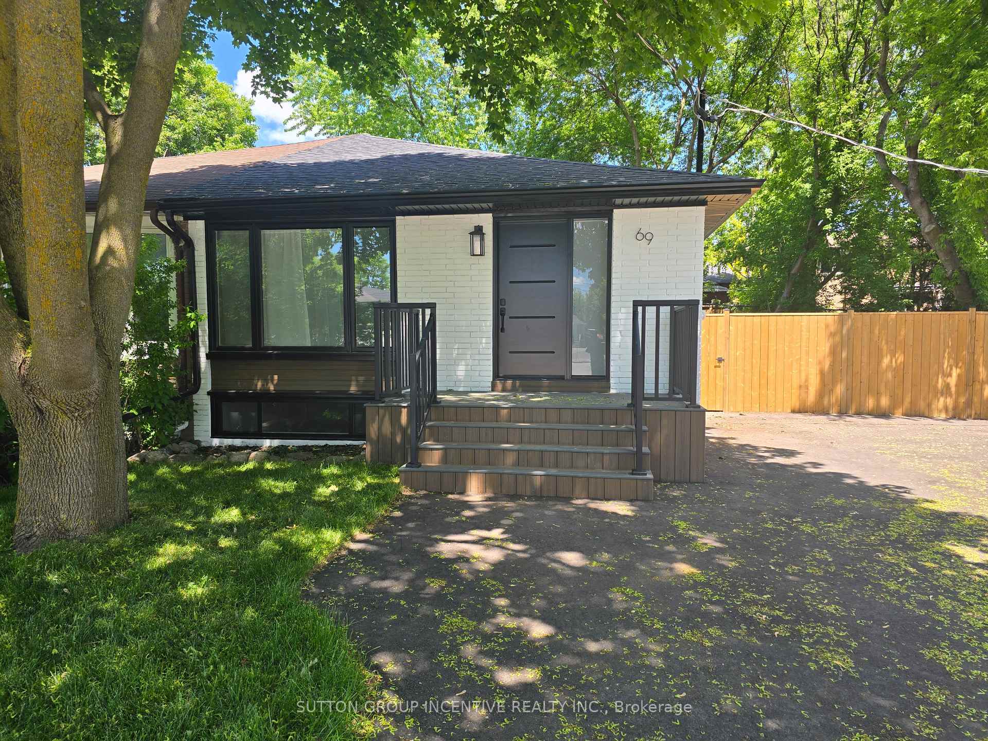 69 Marlin Court, Newmarket, ON L3Y 2W7