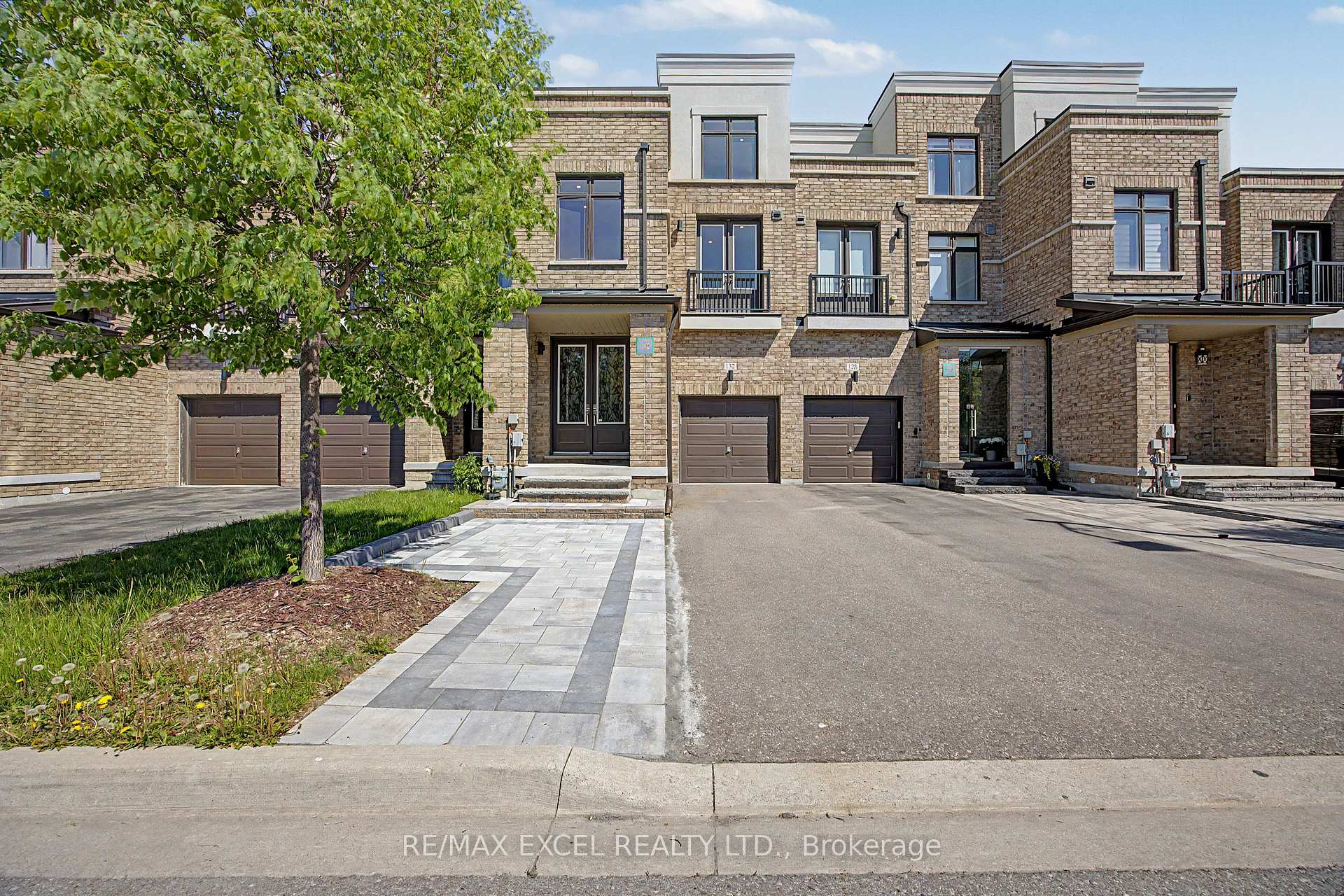 132 Elyse Court, Aurora, ON L4G 2C9