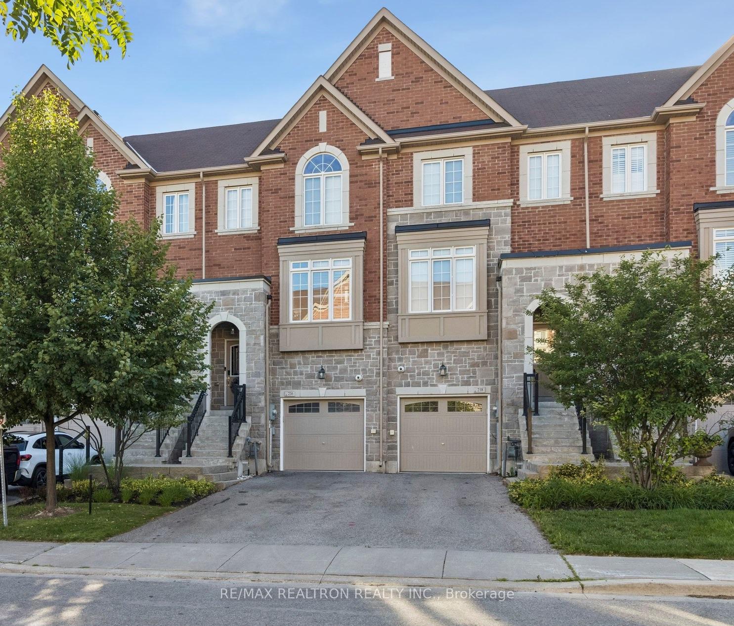 216 Appleton Court, Newmarket, ON L3Y 0B8