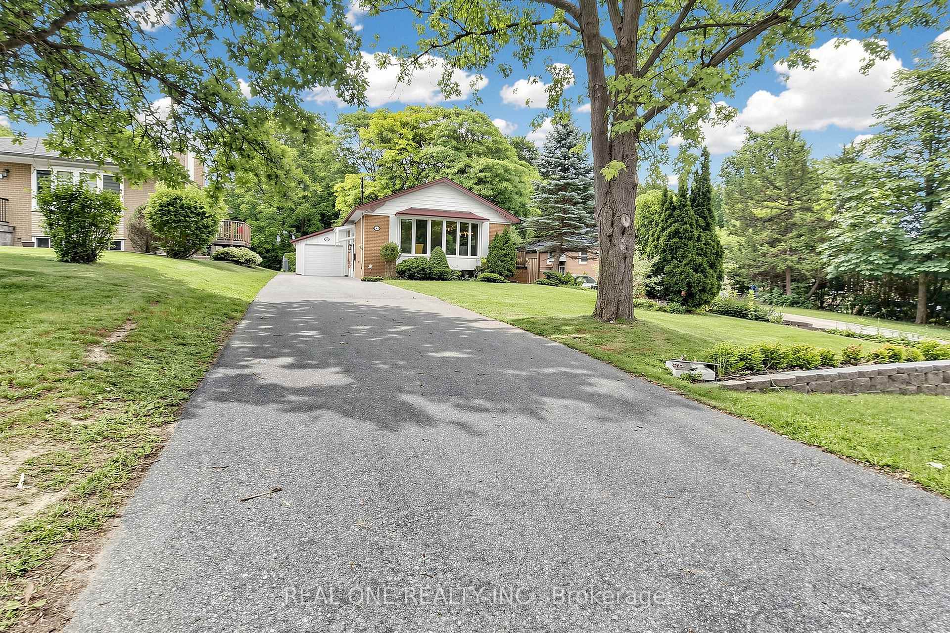49 Bayview Parkway, Newmarket, ON L3Y 3W2