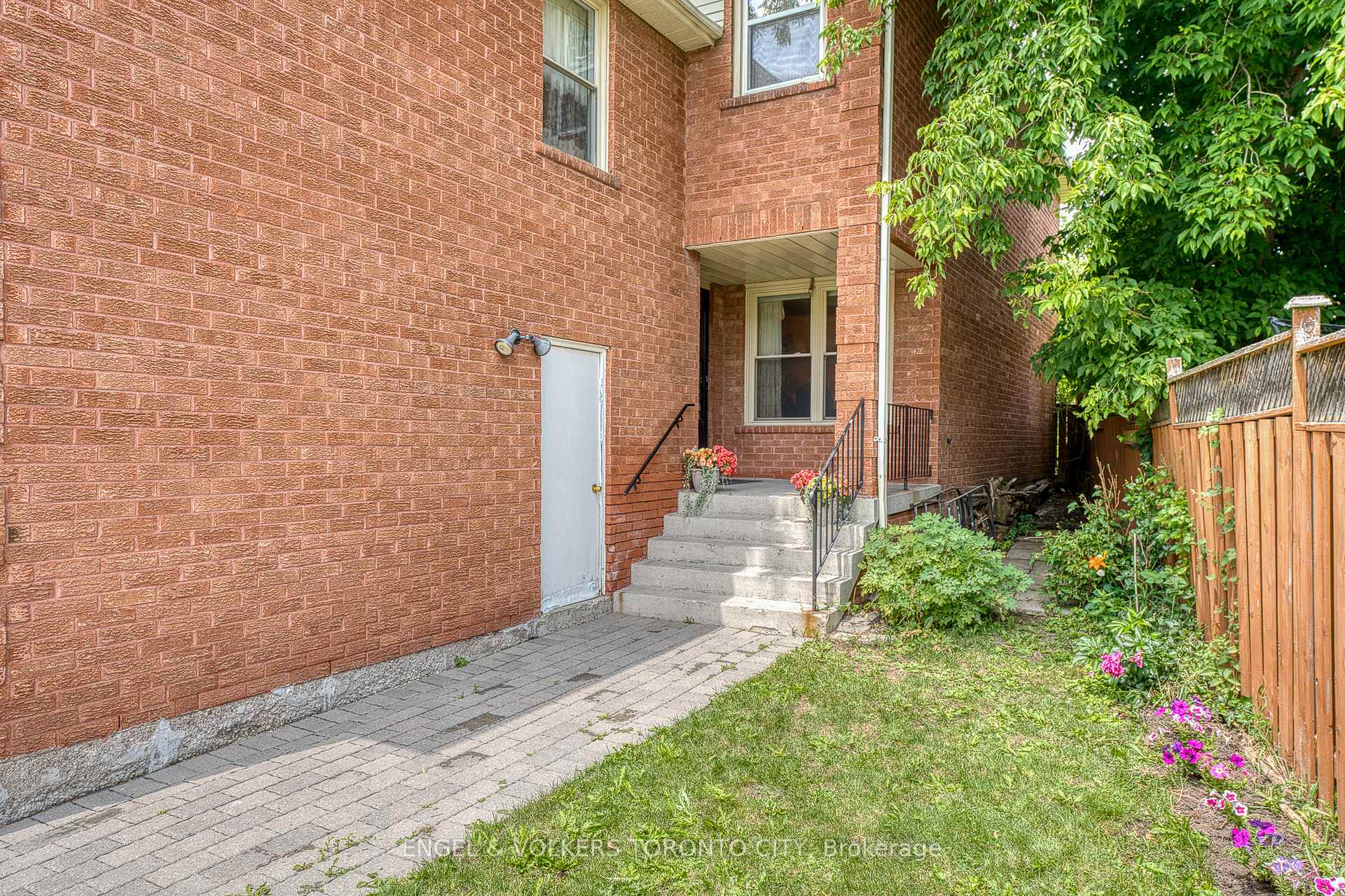 12 Millbank Court, Vaughan, ON L4J 6B9