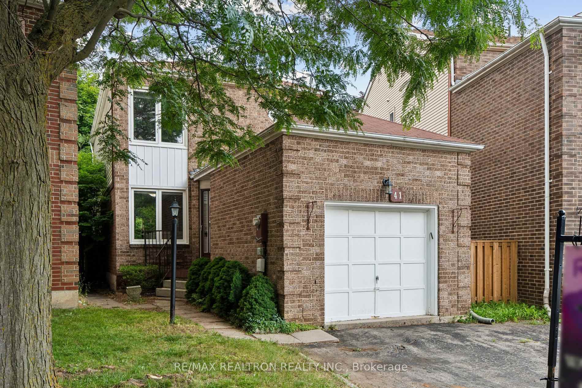 41 Thornbury Circle, Vaughan, ON L4J 5C3