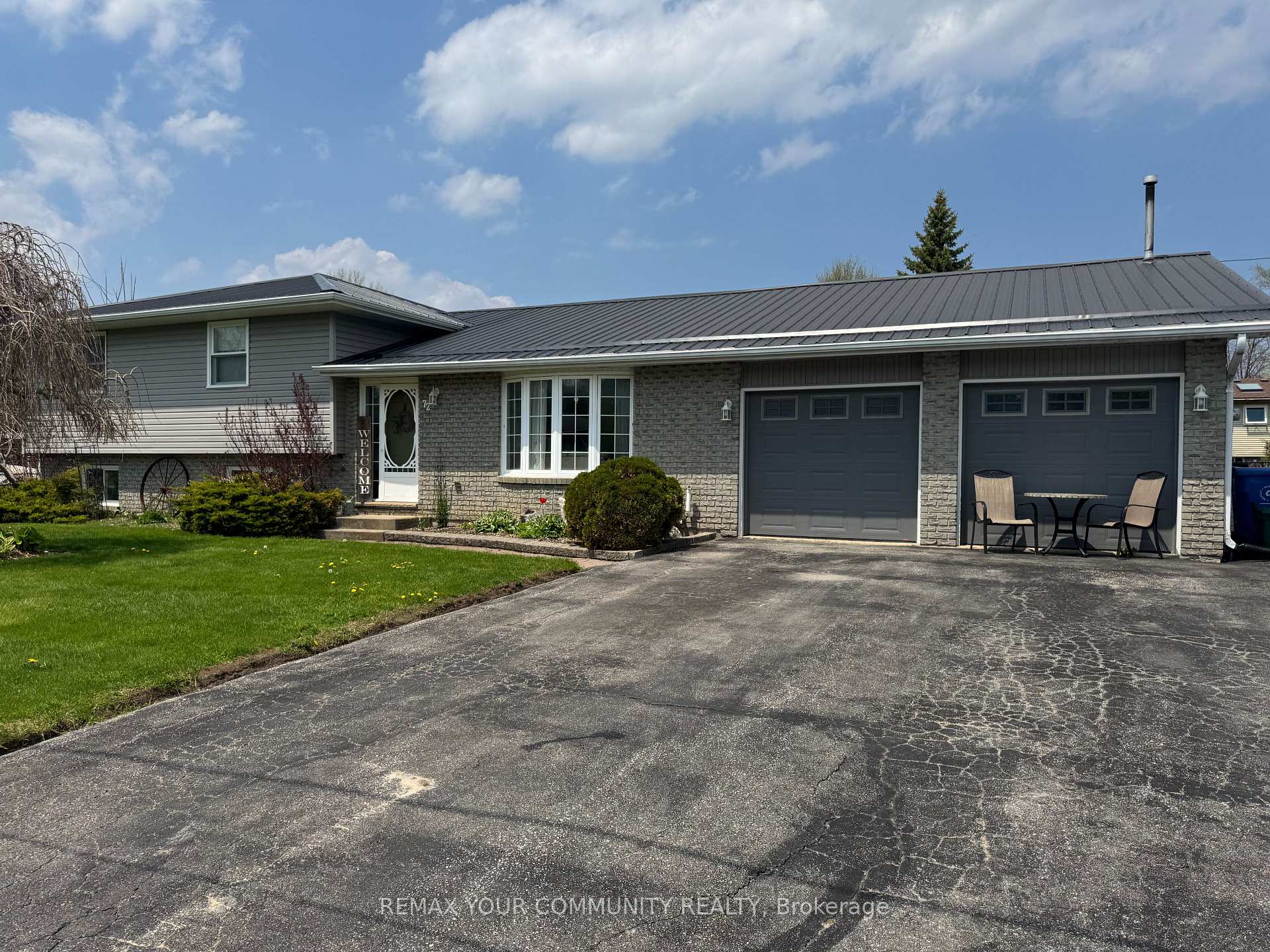 72 Douglas Street, Georgina, ON L0E 2R0