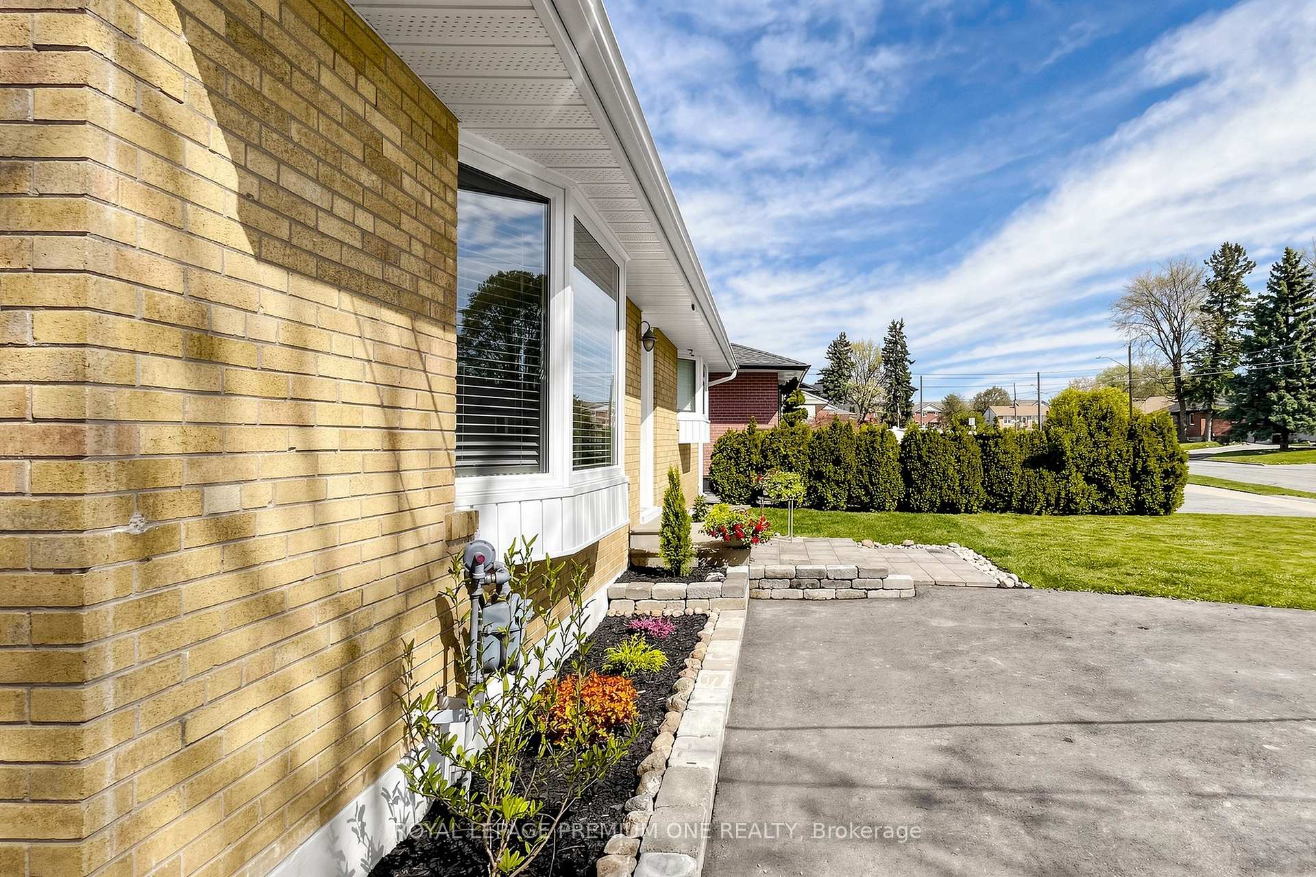 72 Thornton Avenue, Bradford West Gwillimbury, ON L3Z 1N4