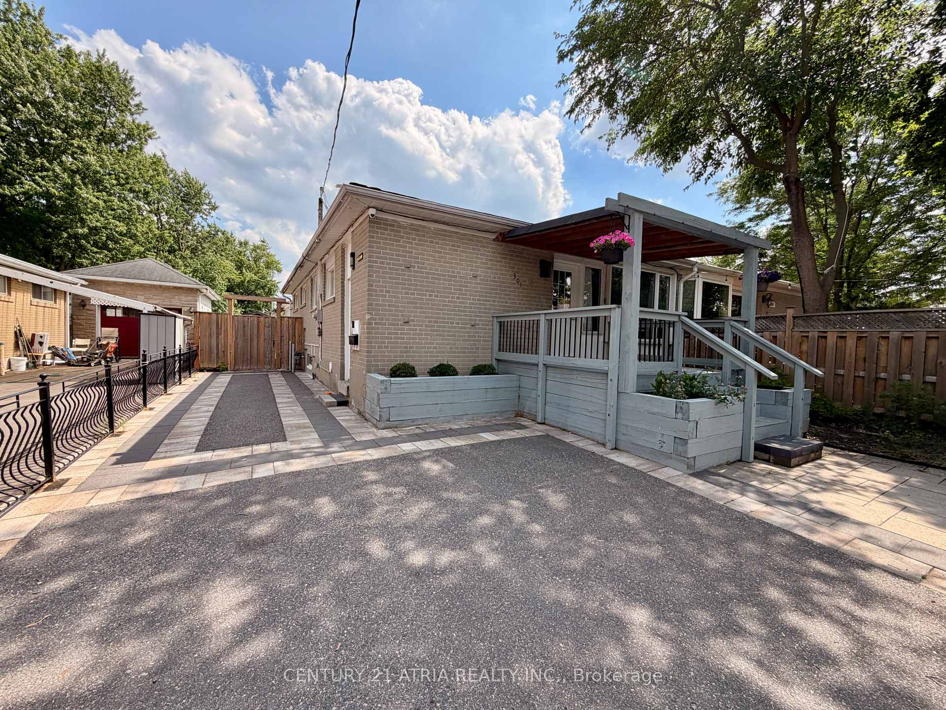 301 Axminster Drive, Richmond Hill, ON L4C 2W3