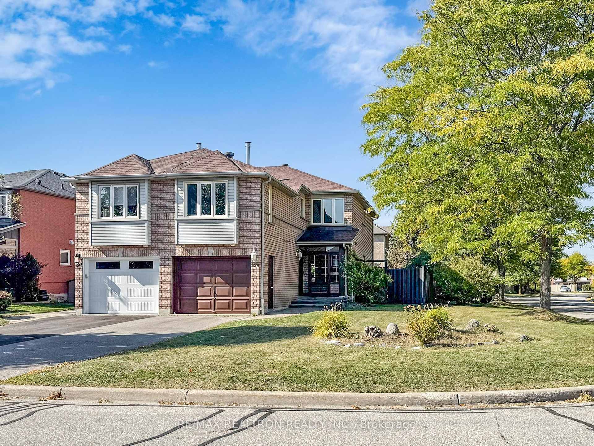558 Willowick Drive, Newmarket, ON L3X 2A6