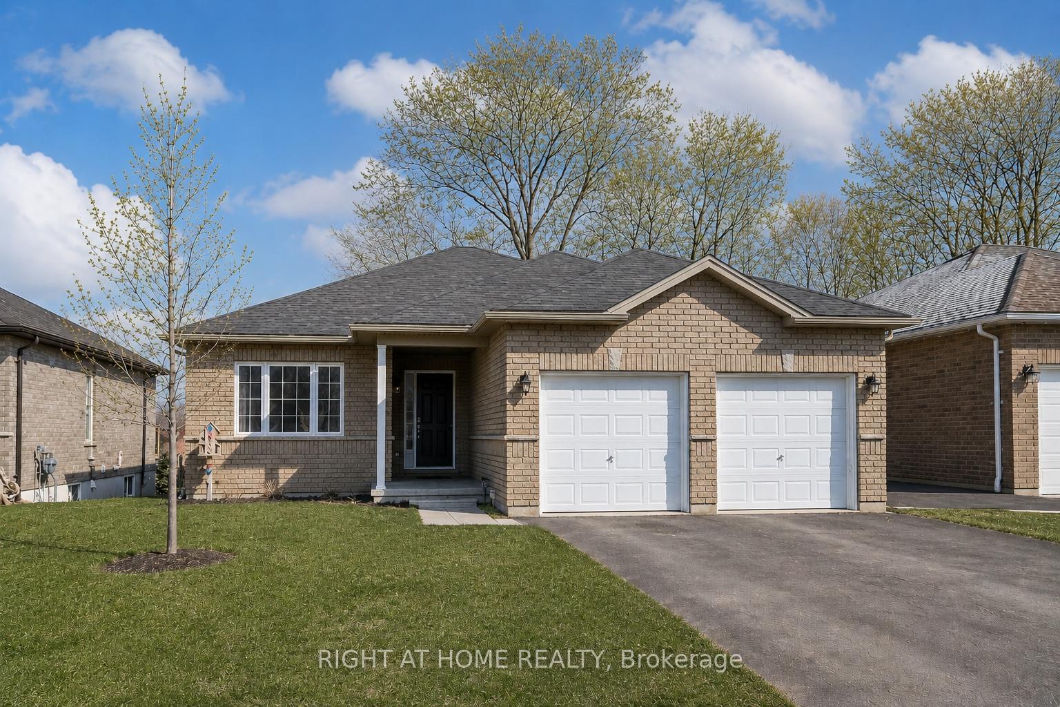 28 Hunter Avenue, Tay, ON L0K 2A0