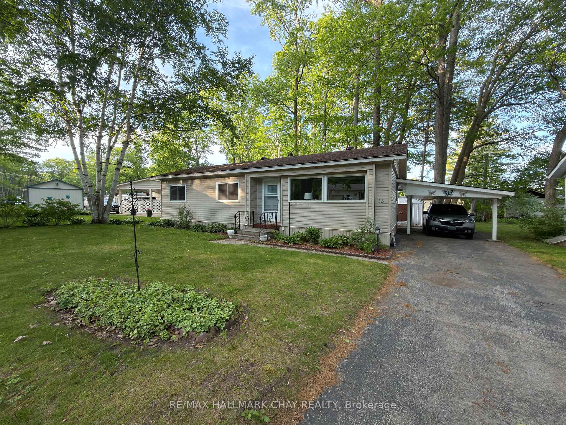 13 Carruthers Street N, Wasaga Beach, ON L9Z 1K2