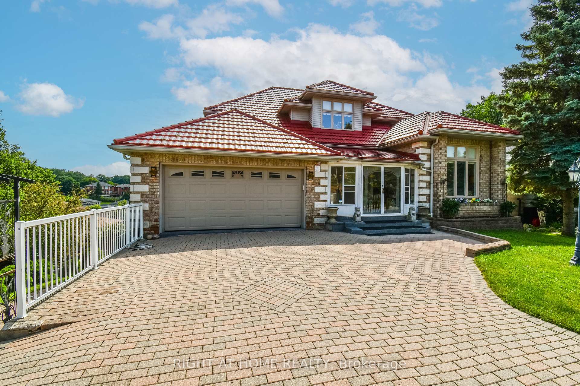 11 Thackeray Crescent, Barrie, ON L4N 6J6