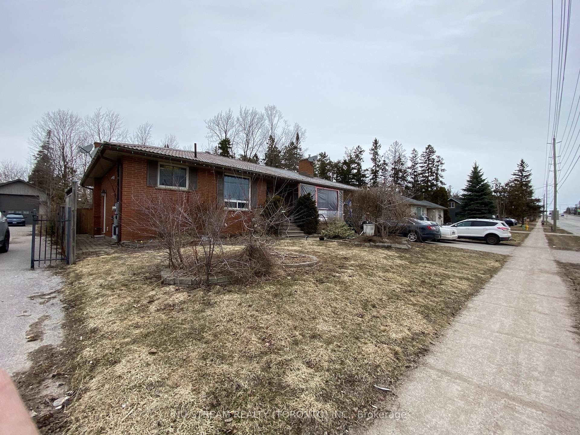 536 Big Bay Point Road, Barrie, ON L4B 3Z2
