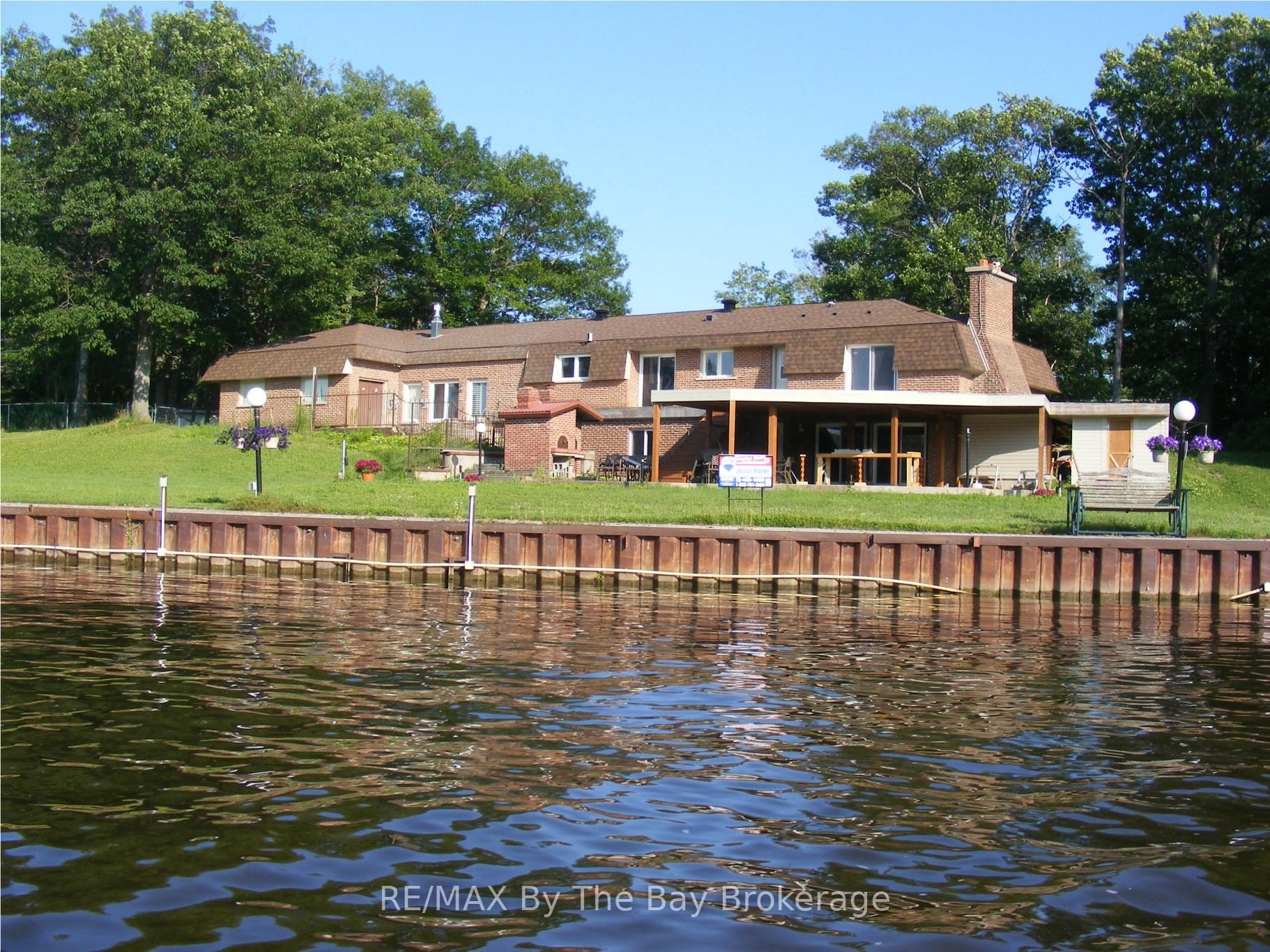 10 Edgewater Road, Wasaga Beach, ON L9Z 2W3