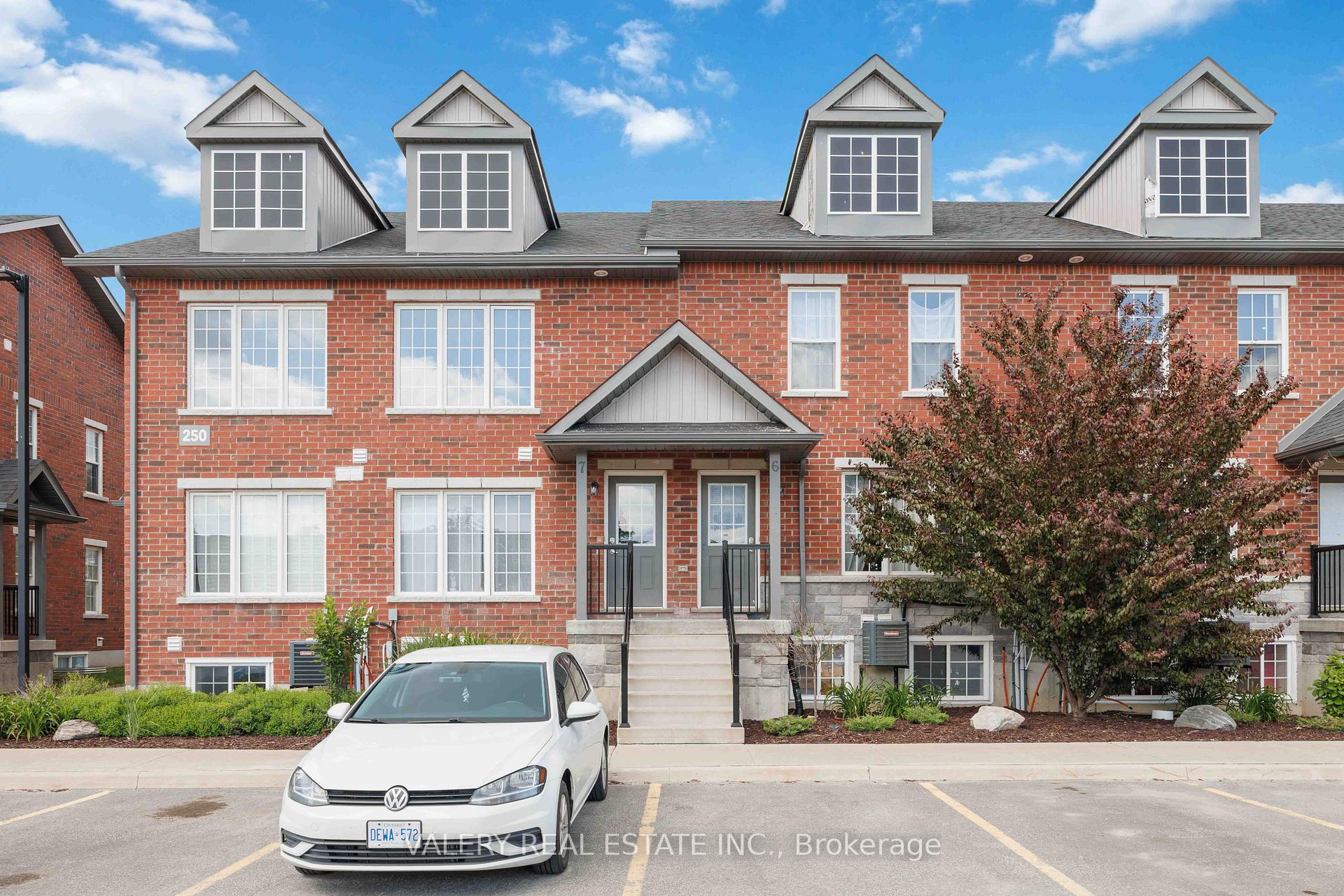 250 Penetanguishene Road 7, Barrie, ON L4M 7C2