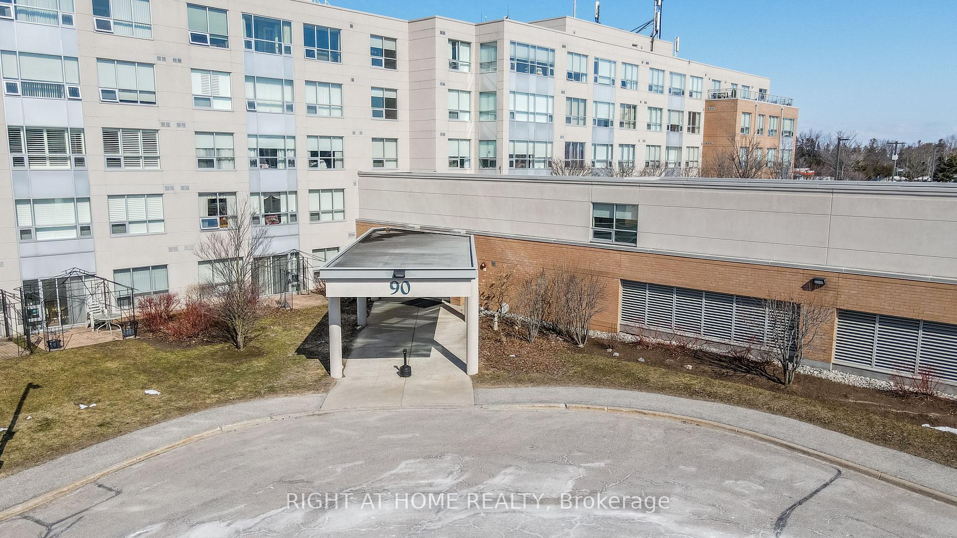90 Dean Avenue 417, Barrie, ON L4N 0M3