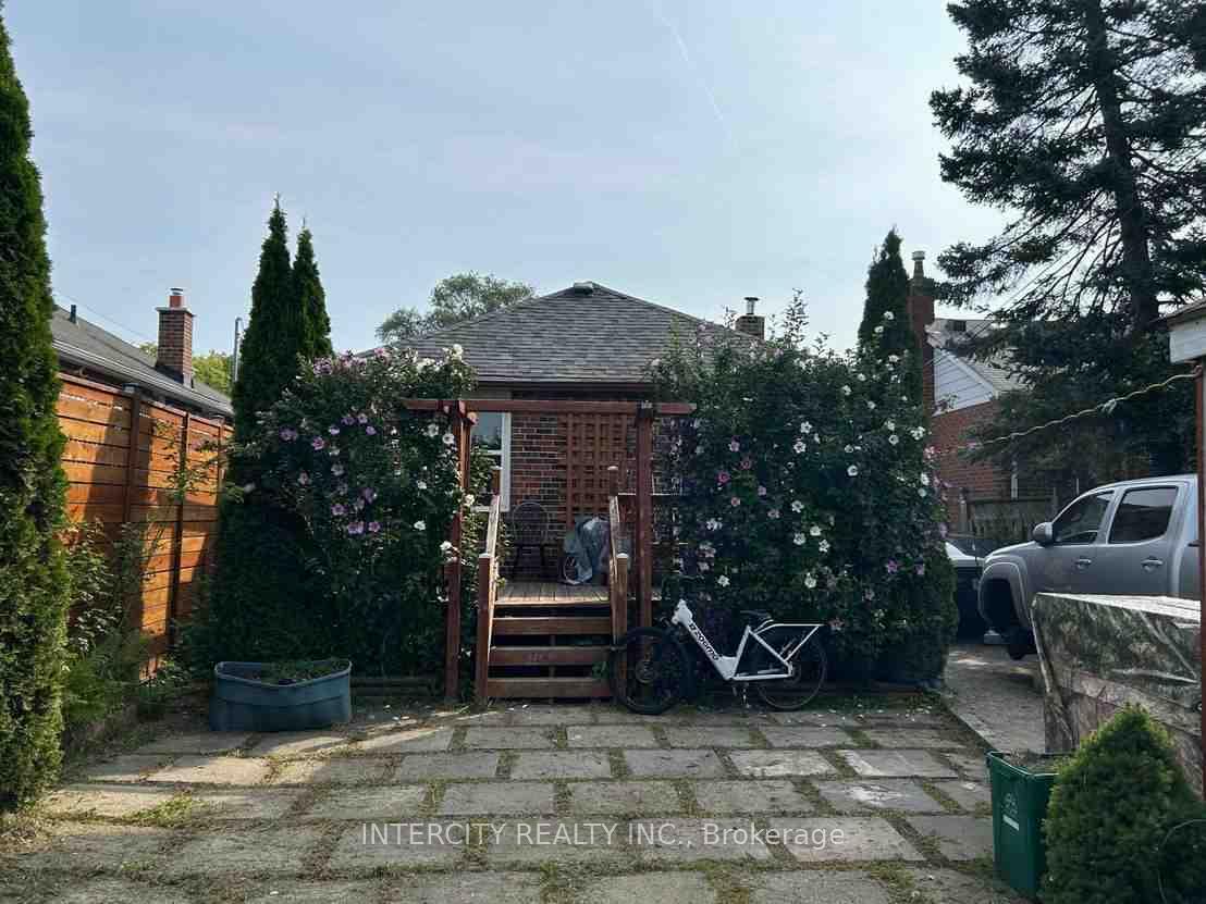 54 Sixteenth Street, Toronto, ON M8V 3J8