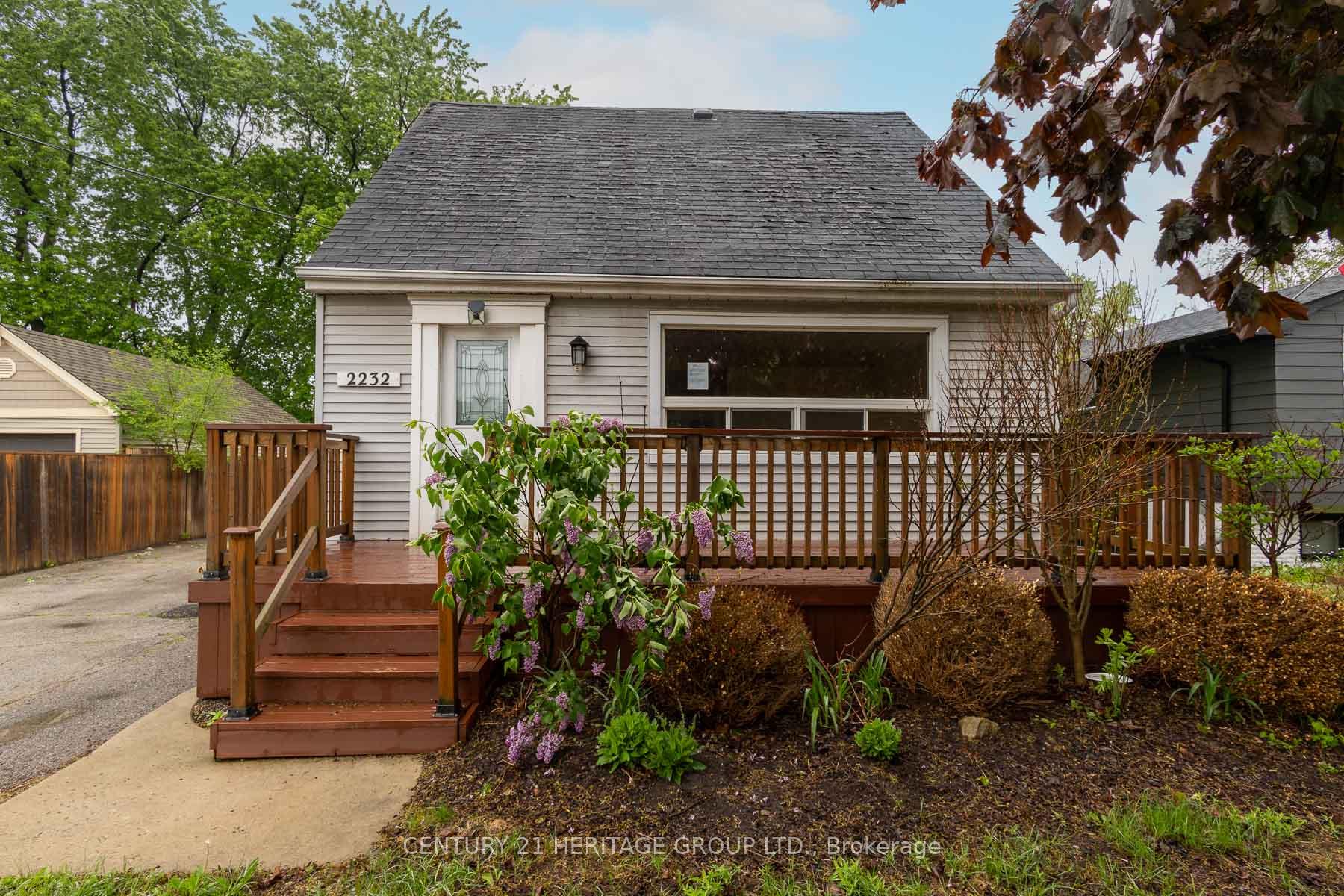 2232 Queensway Drive, Burlington, ON L7R 3T1