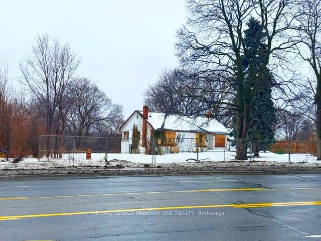 2986 Weston Road, Toronto, ON M6R 2K1