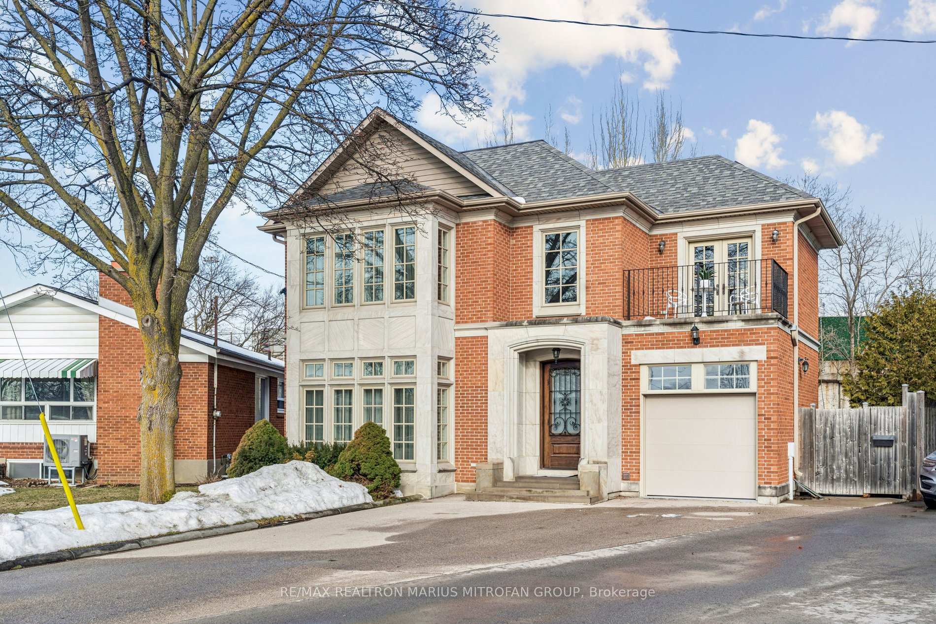 7 Rollins Place, Toronto, ON M9B 3Y4