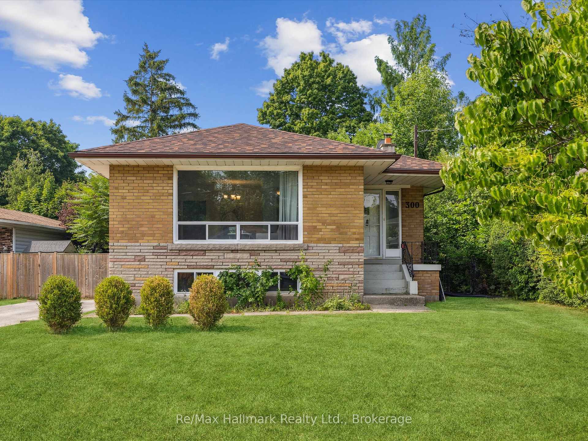 300 Burton Road, Oakville, ON L6K 2K8