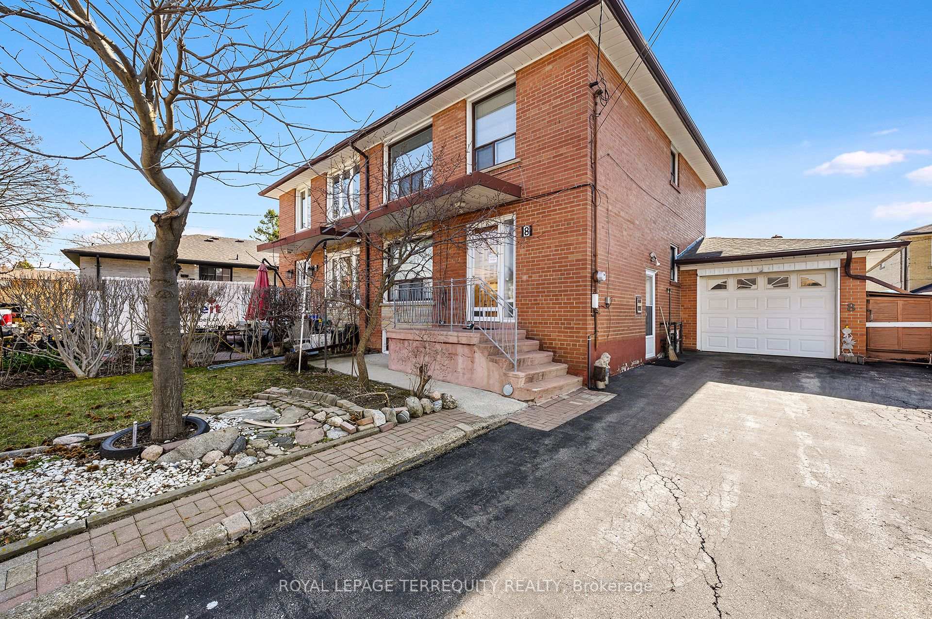 8 Sonnet Court, Toronto, ON M6L 1J7