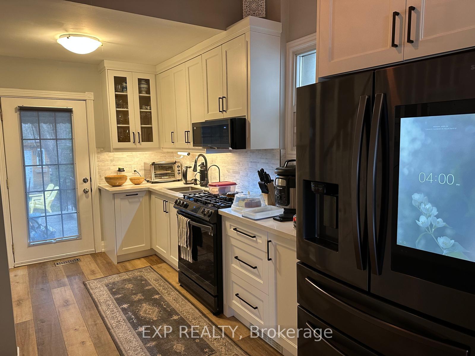 172 Eileen Avenue, Toronto, ON M6N 1W1