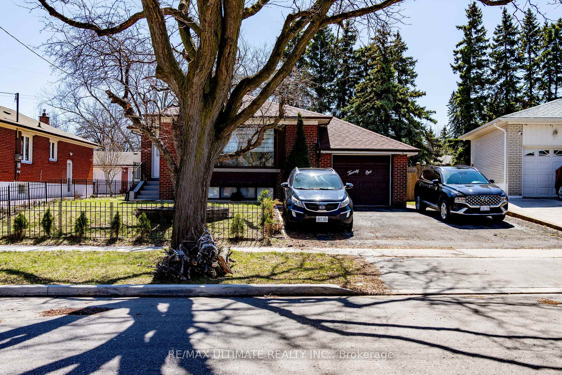 21 Benway Drive, Toronto, ON M9W 1Z2