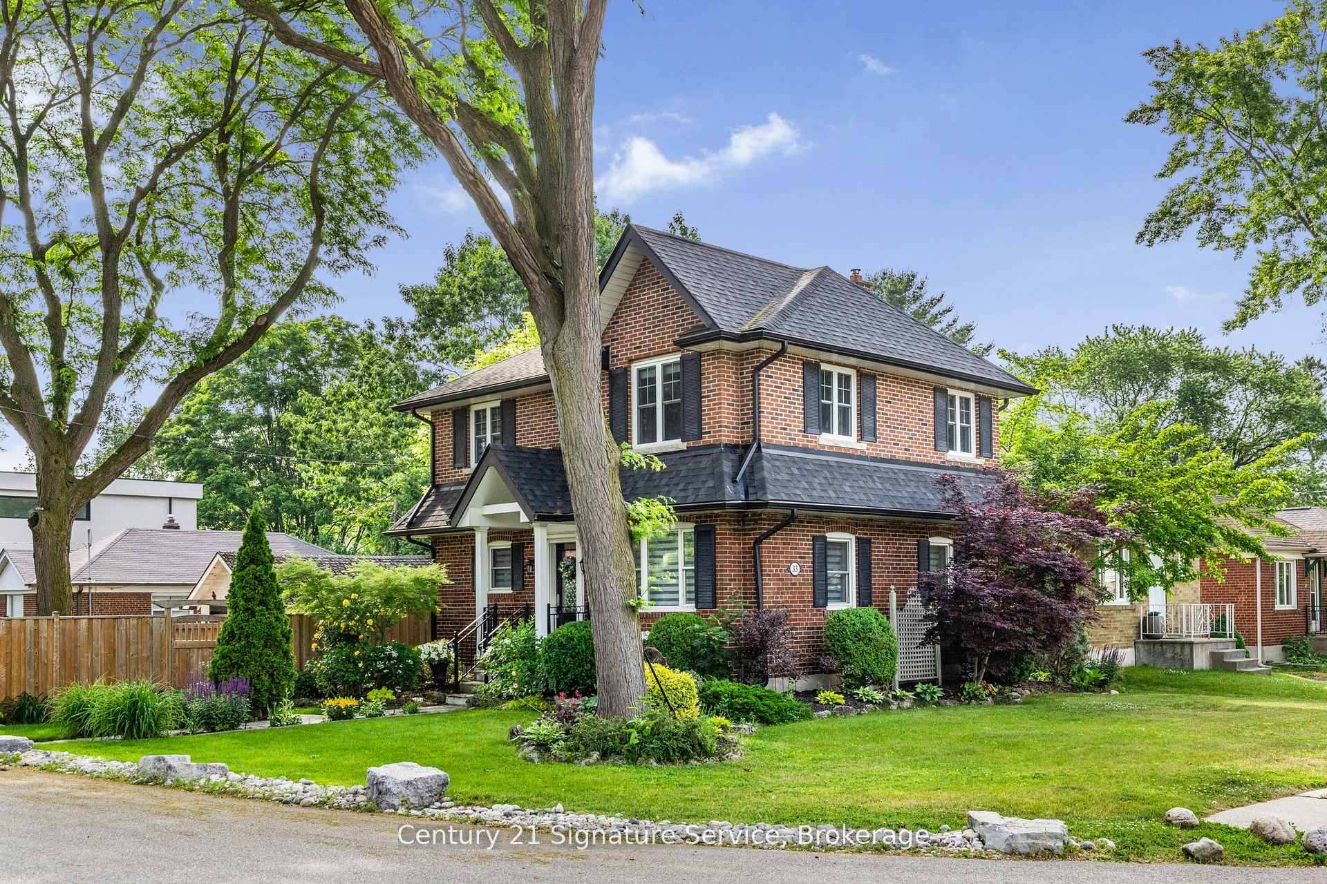33 McIntosh Avenue, Toronto, ON M8Y 3E1