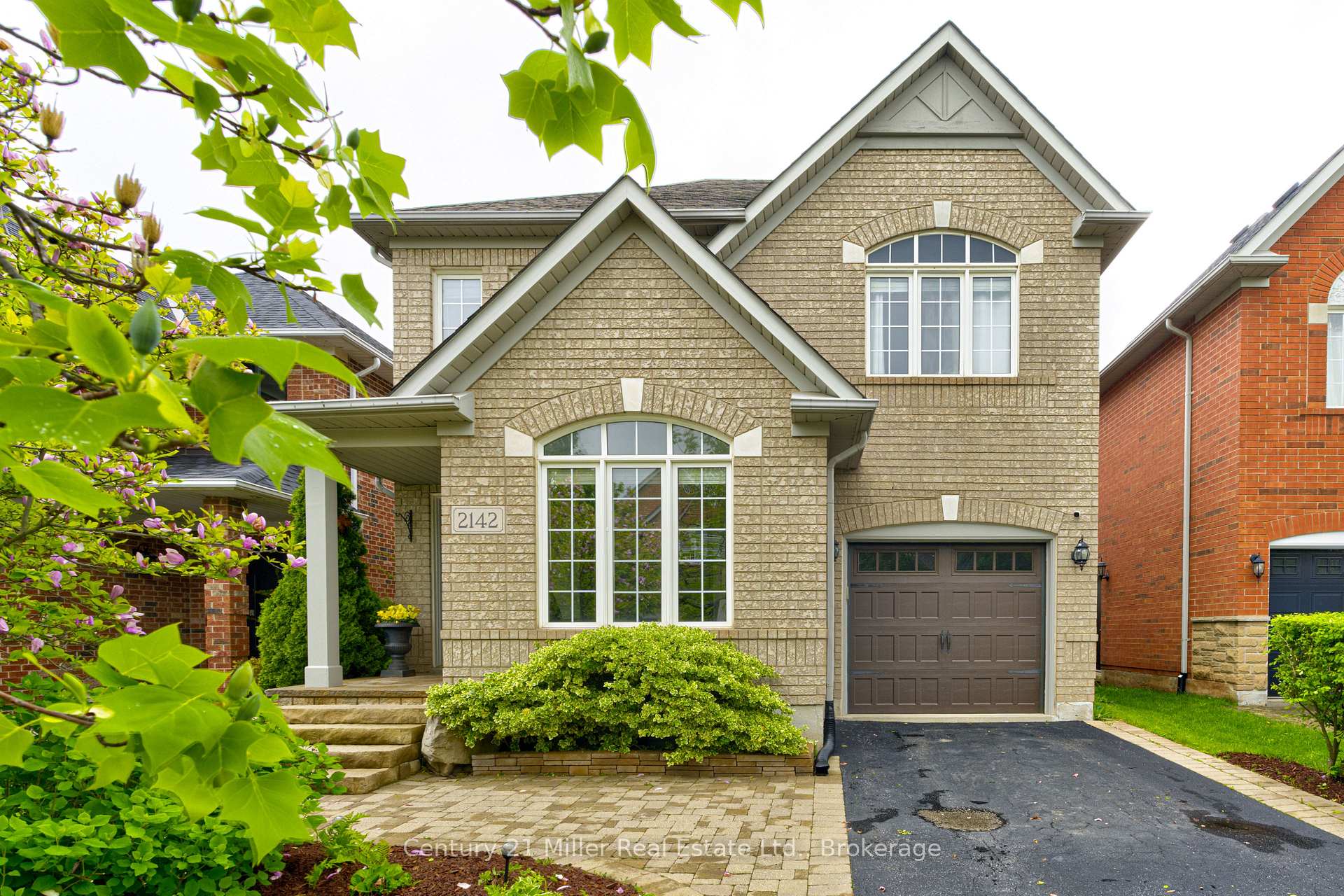 2142 Meadowglen Drive, Oakville, ON L6M 4C8