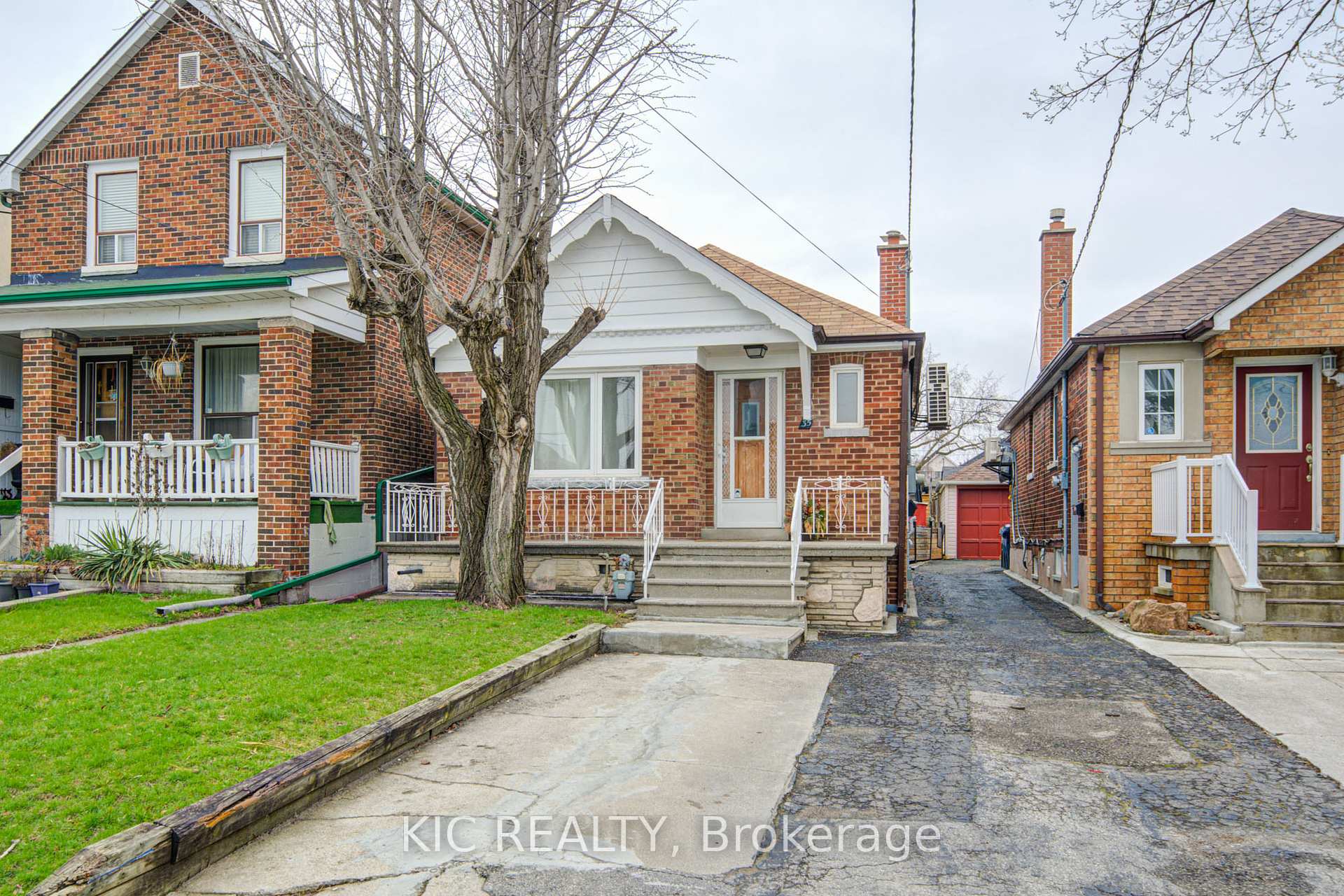 35 MONTCALM Avenue, Toronto, ON M6E 4N2