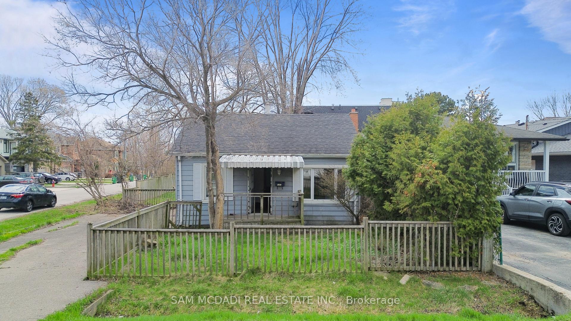 1062 West Avenue, Mississauga, ON L5E 1W2