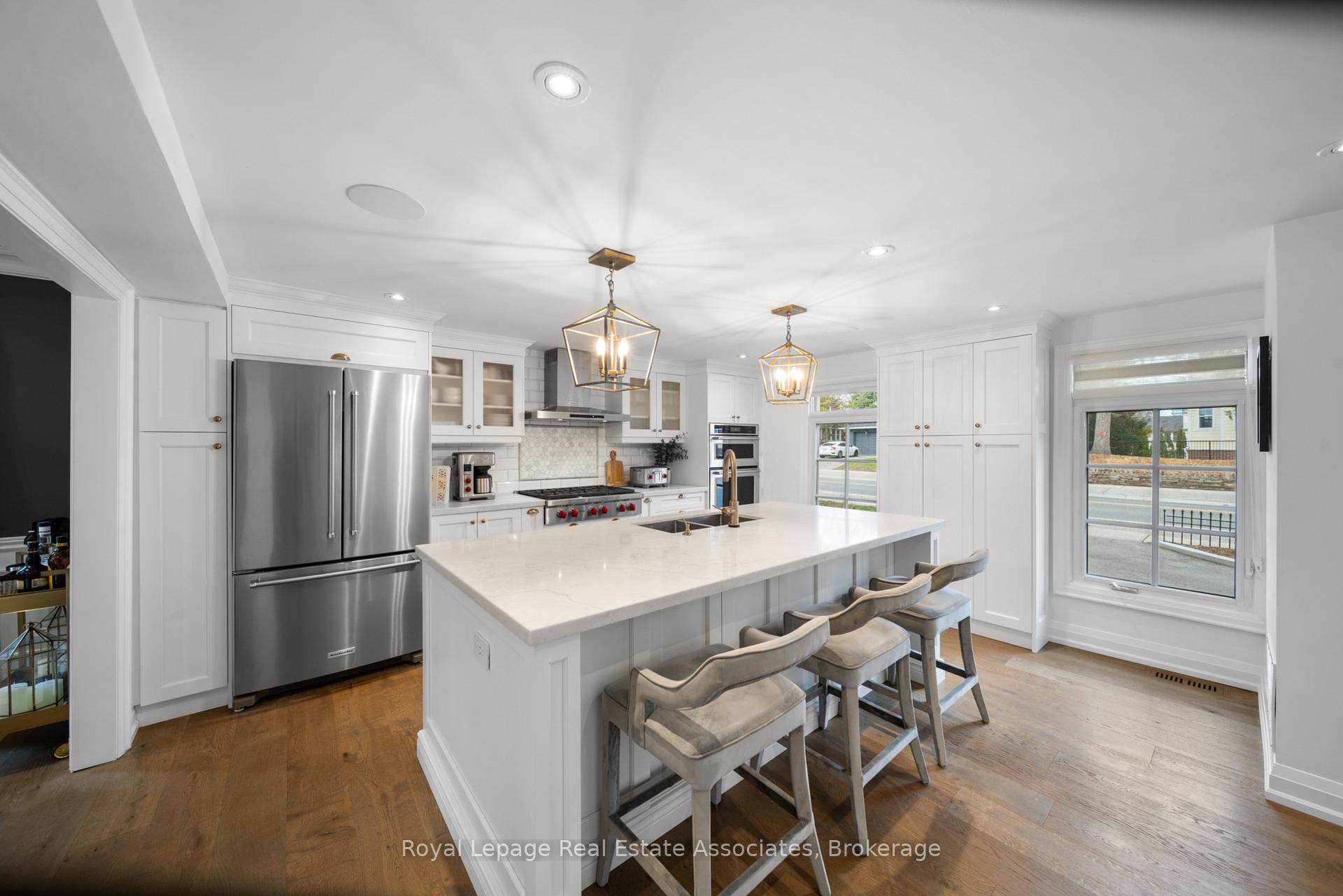 36 Mississauga Road N, Mississauga, ON L5H 2H6