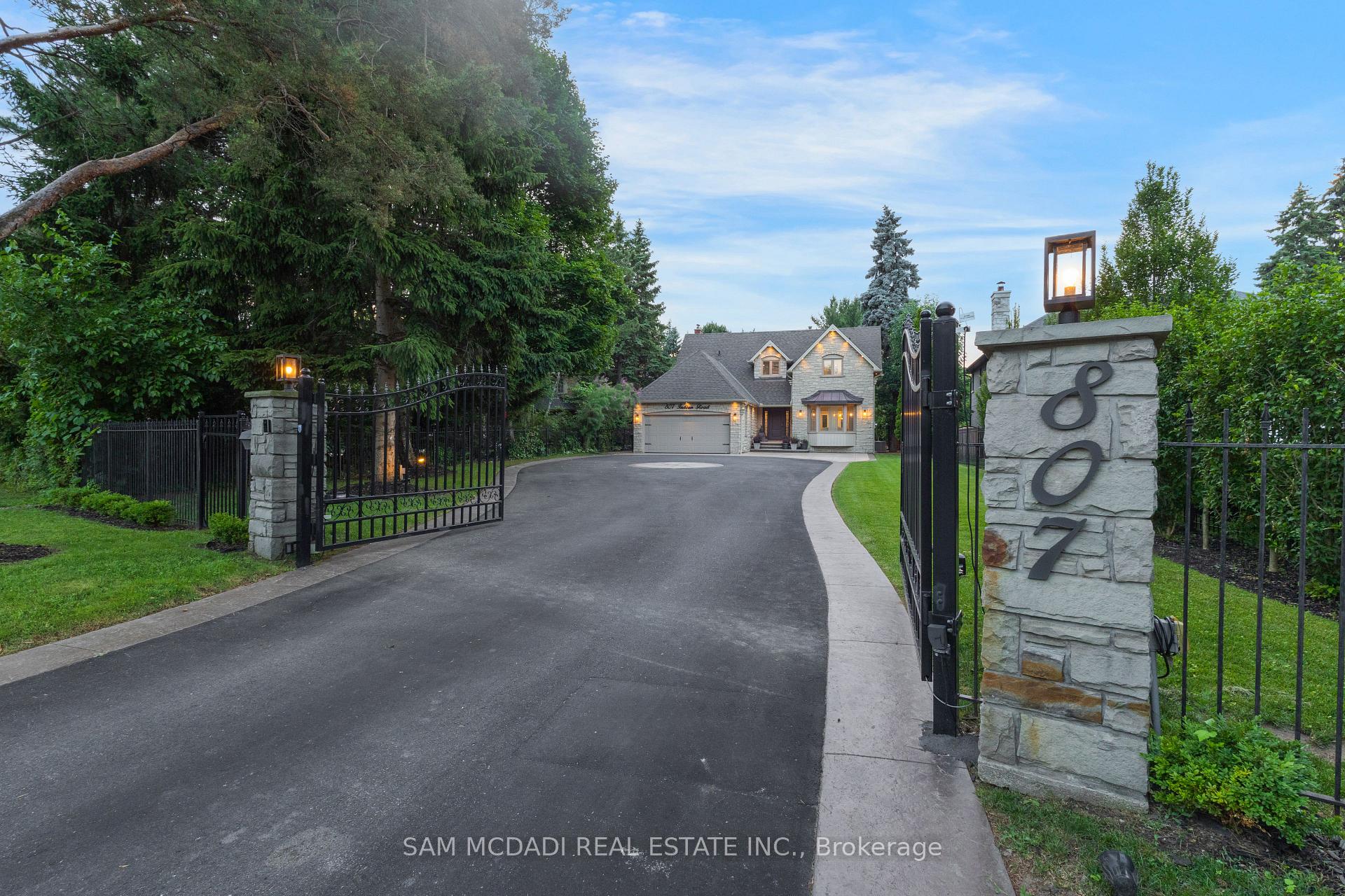 807 Indian Road, Mississauga, ON L5H 1R4