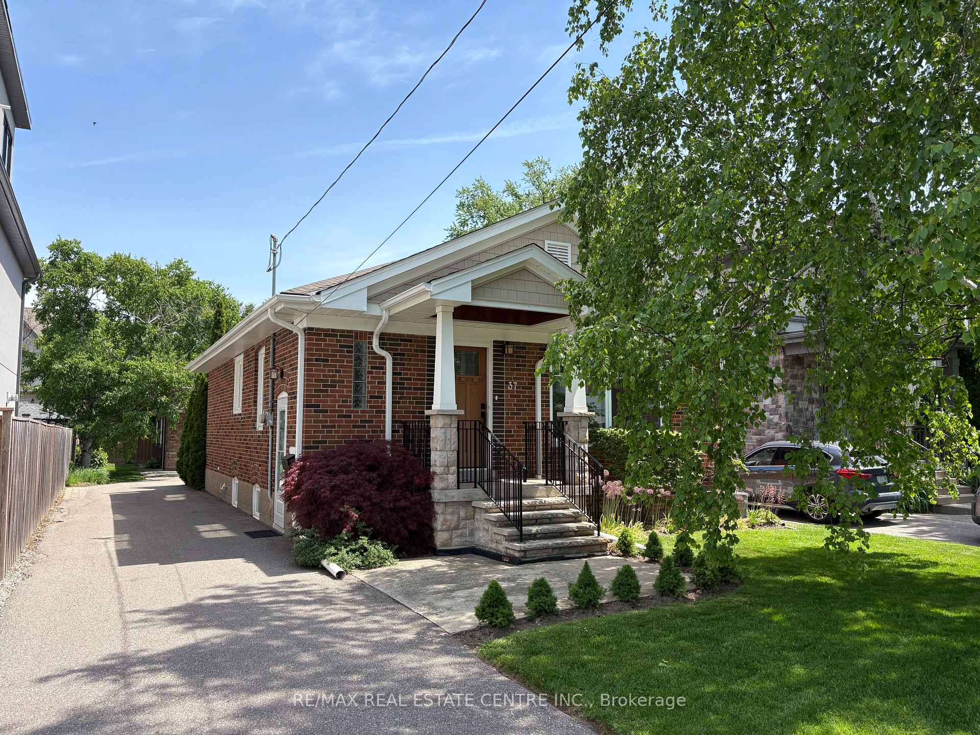 37 Maple Avenue N, Mississauga, ON L5H 2R9