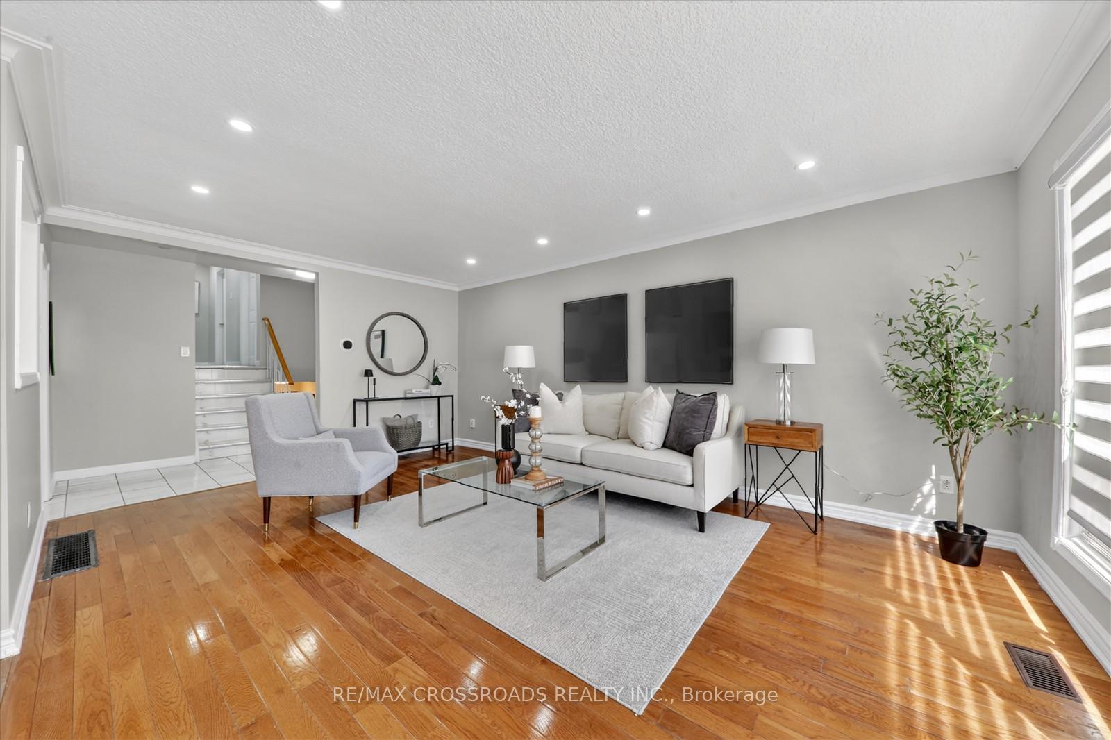 18 De Marco Boulevard, Toronto, ON M6L 2W1
