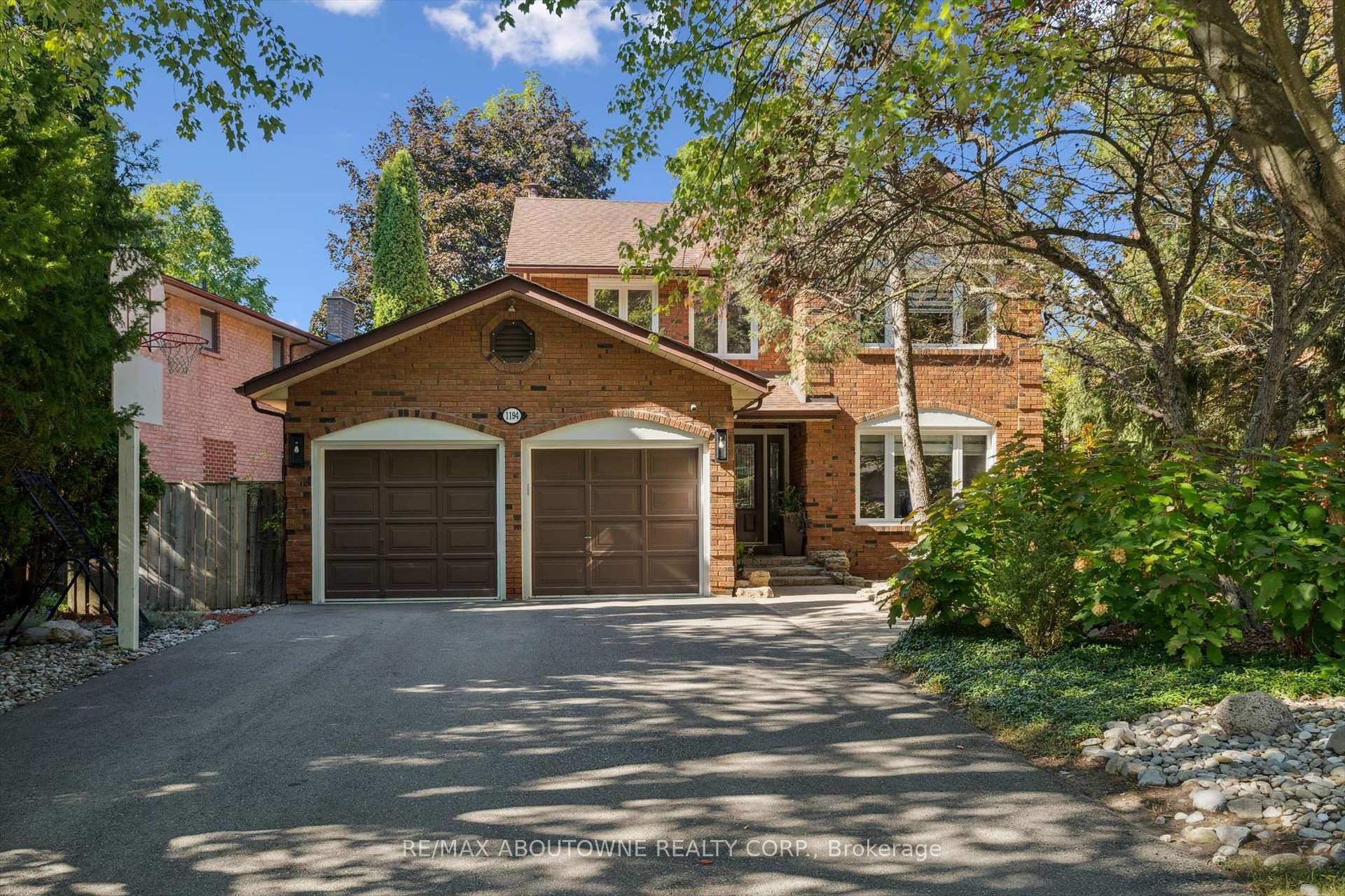 1194 Queen Victoria Avenue, Mississauga, ON L5H 3H3