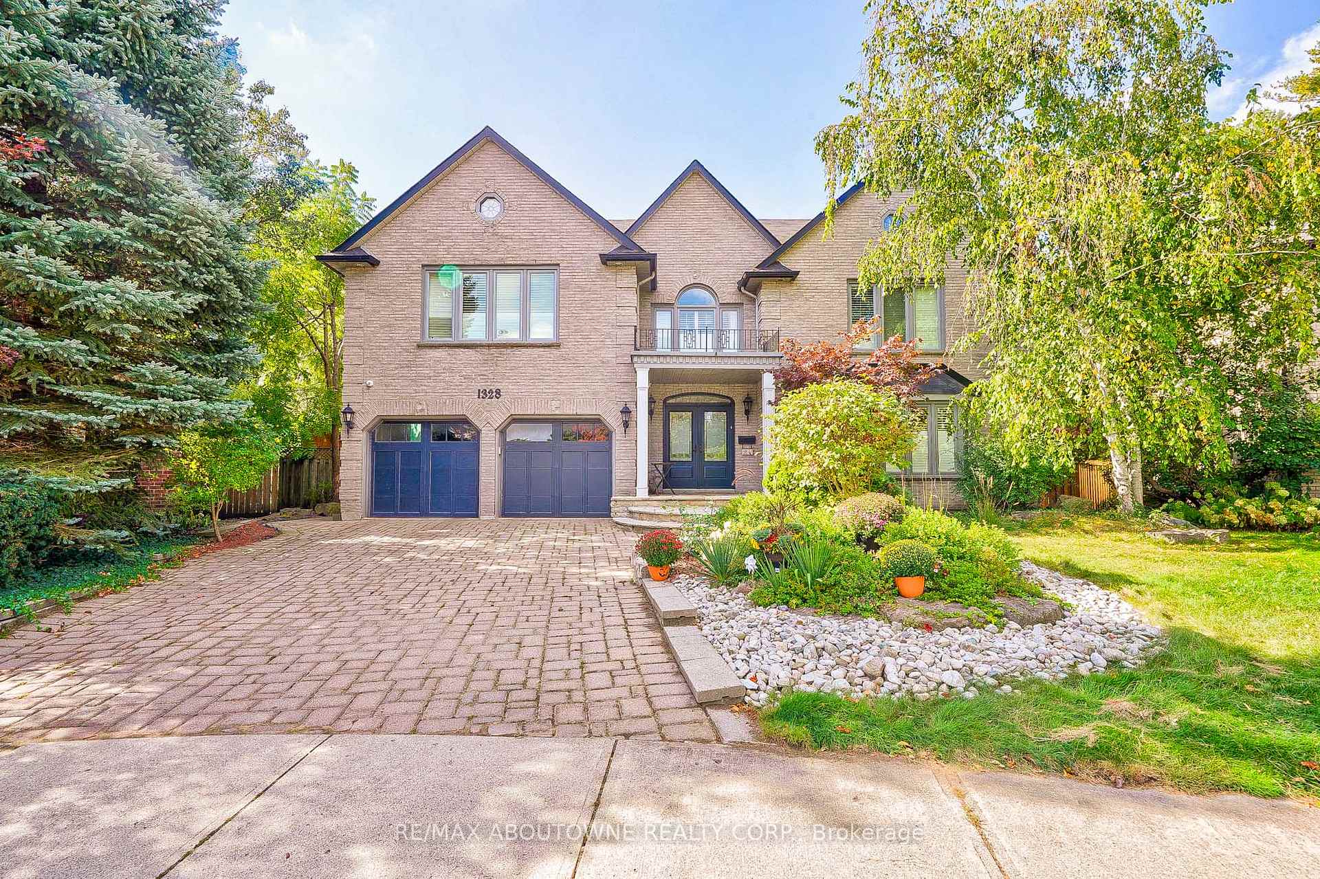 1328 King Henry Court, Oakville, ON L6M 2Y6