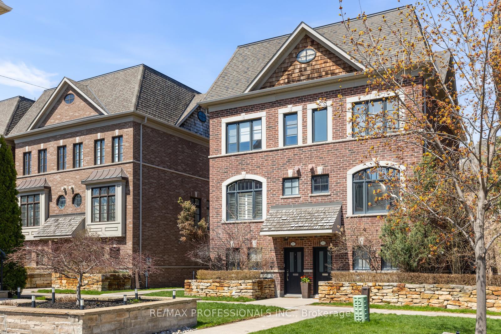 1807 Pagehurst Avenue, Mississauga, ON L4X 1Y5