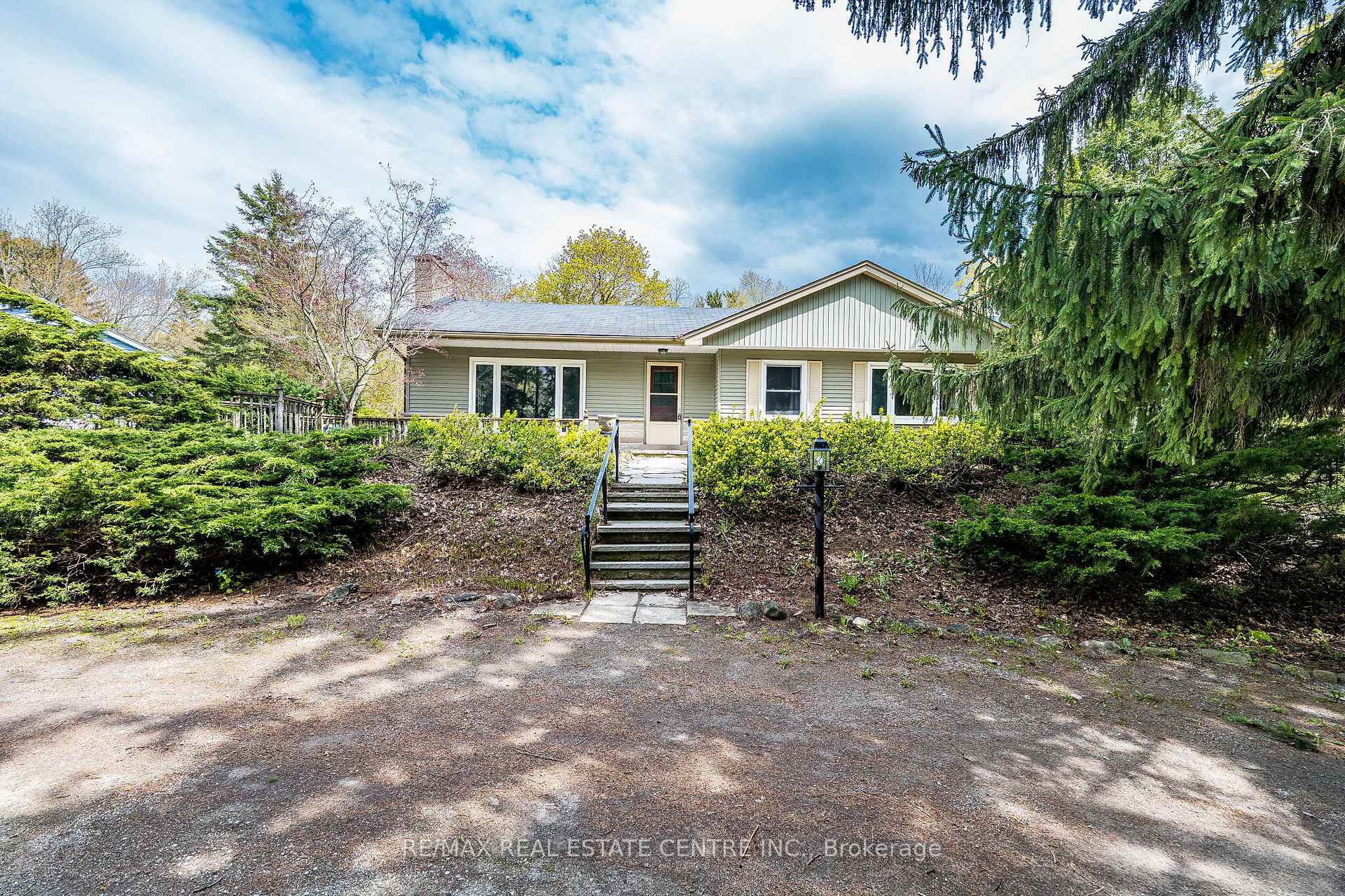 1368 2 Side Road, Burlington, ON L7P 0G9