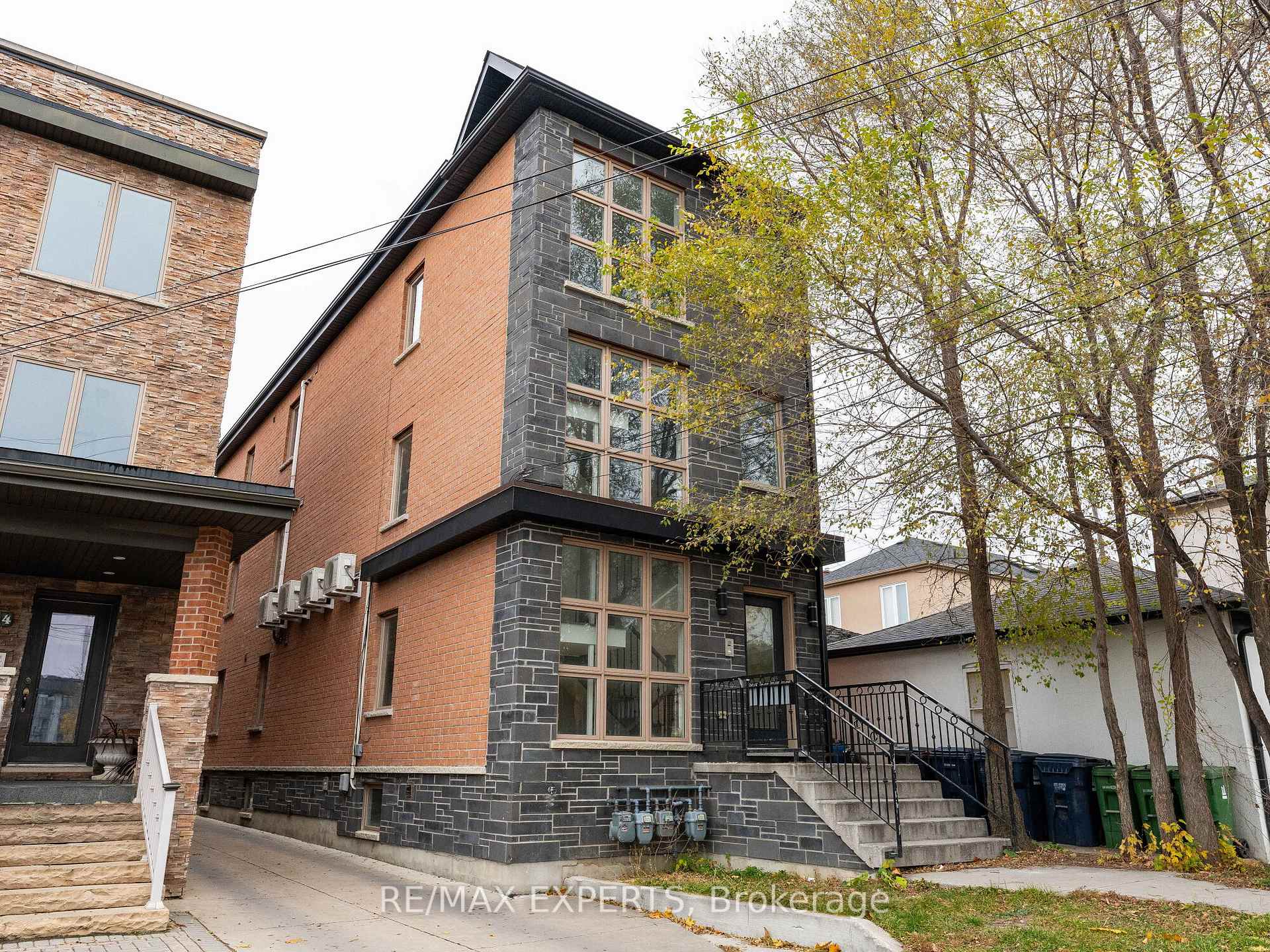 2 Hyde Avenue, Toronto, ON M6M 1J3