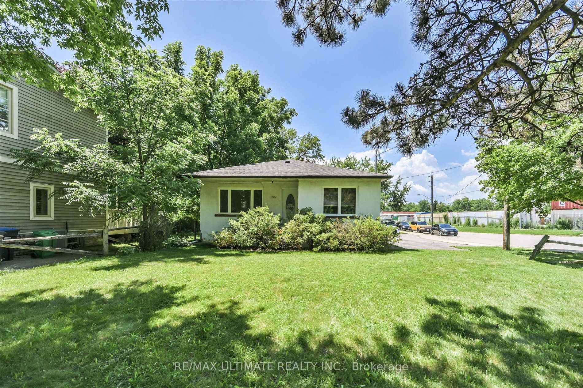 1076 Dixie Road, Mississauga, ON L5E 2P4
