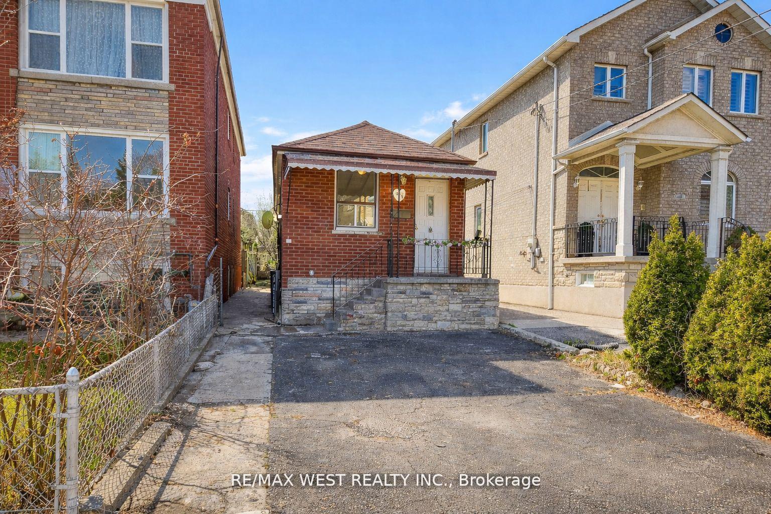 538 McRoberts Avenue, Toronto W03, ON M6E 4R6
